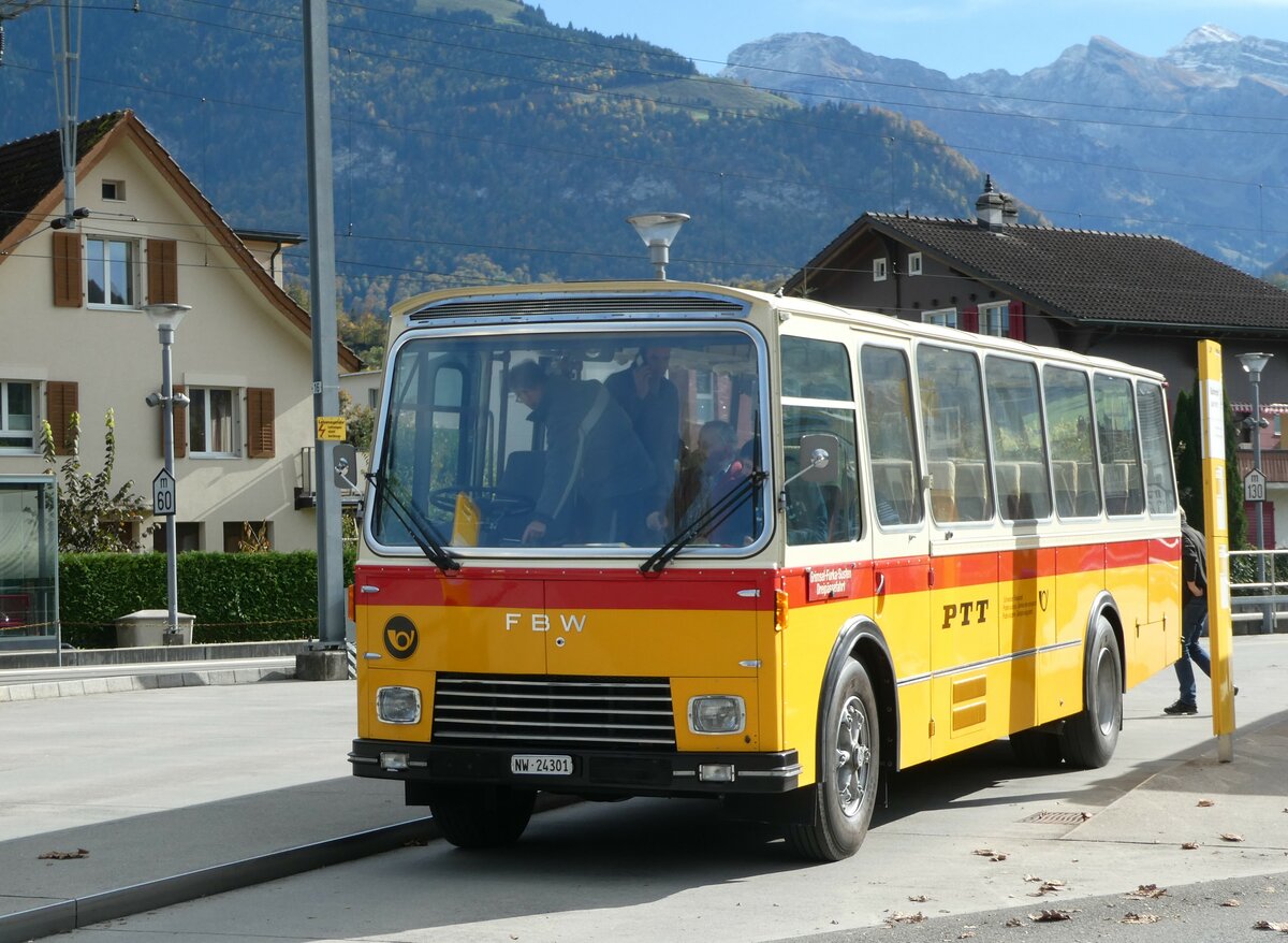 (256'480) - Lambach, Gommiswald - NW 24'301 - FBW/Eggli (ex Tanner+Lambach, Reigoldswil; ex Lambach, Rieden; ex Meier, Gr�t; ex AVG Grindelwald Nr. 13; ex P 24'182) am 28. Oktober 2023 beim Bahnhof Sarnen