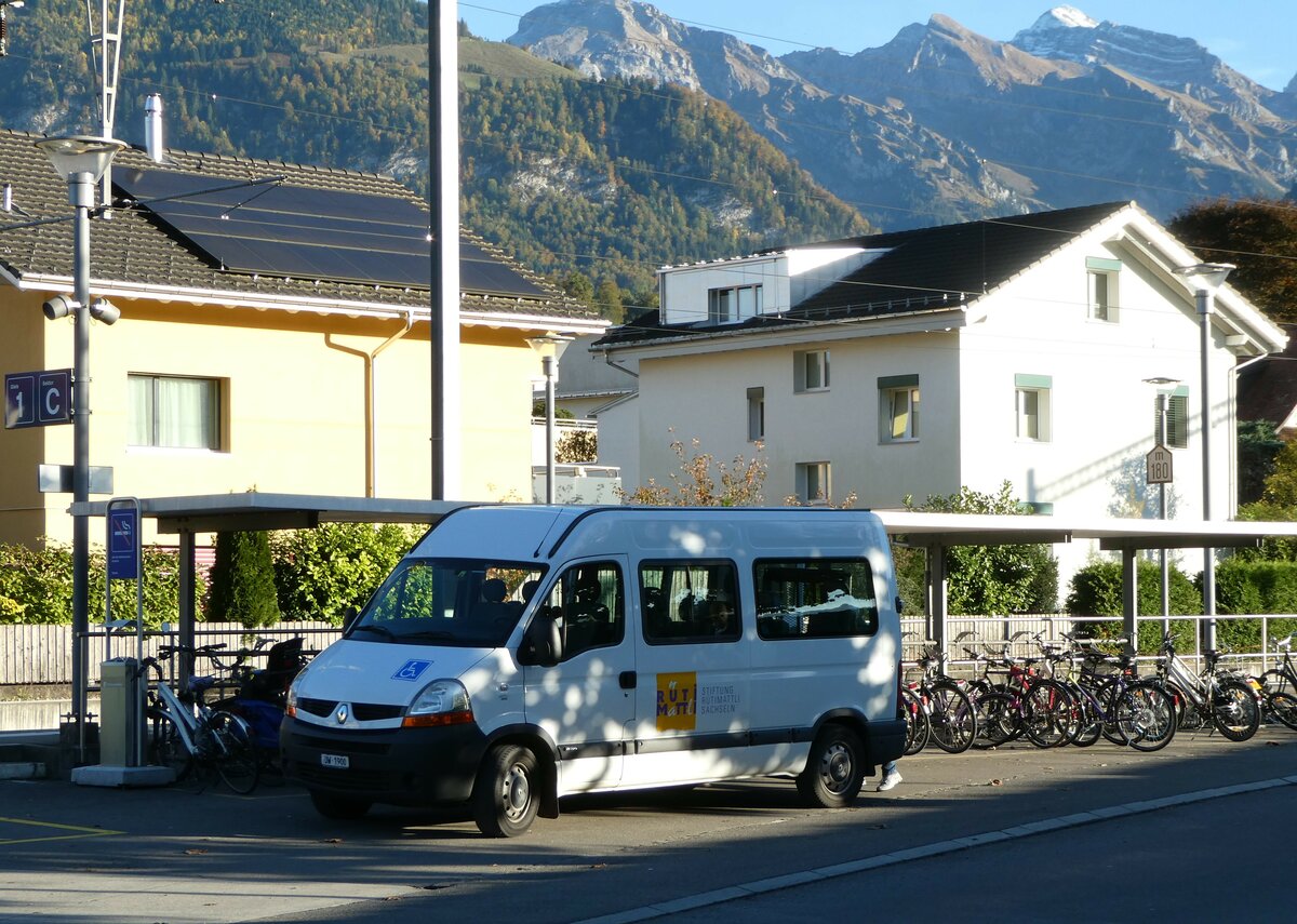 (256'525) - Stiftung R�timattli, Sachseln - OW 1900 - Renault am 28. Oktober 2023 beim Bahnhof Sarnen