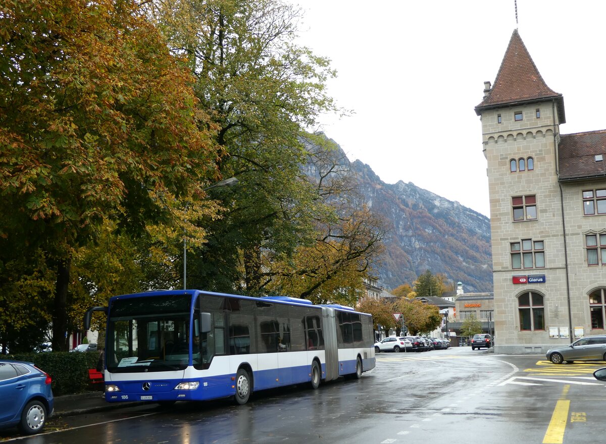 (256'593) - Domo, Glattbrugg - Nr. 6/SG 490'801 - Mercedes (ex VBZ Z�rich Nr. 186; ex VZO Gr�ningen Nr. 107) am 31. Oktober 2023 beim Bahnhof Glarus