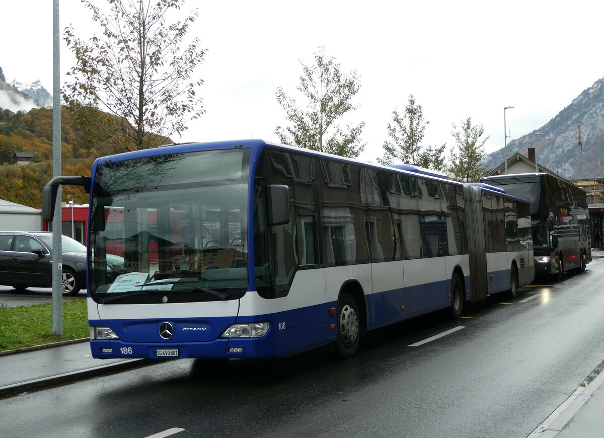 (256'600) - Domo, Glattbrugg - Nr. 6/SG 490'801 - Mercedes (ex VBZ Z�rich Nr. 186; ex VZO Gr�ningen Nr. 107) am 31. Oktober 2023 beim Bahnhof Schwanden