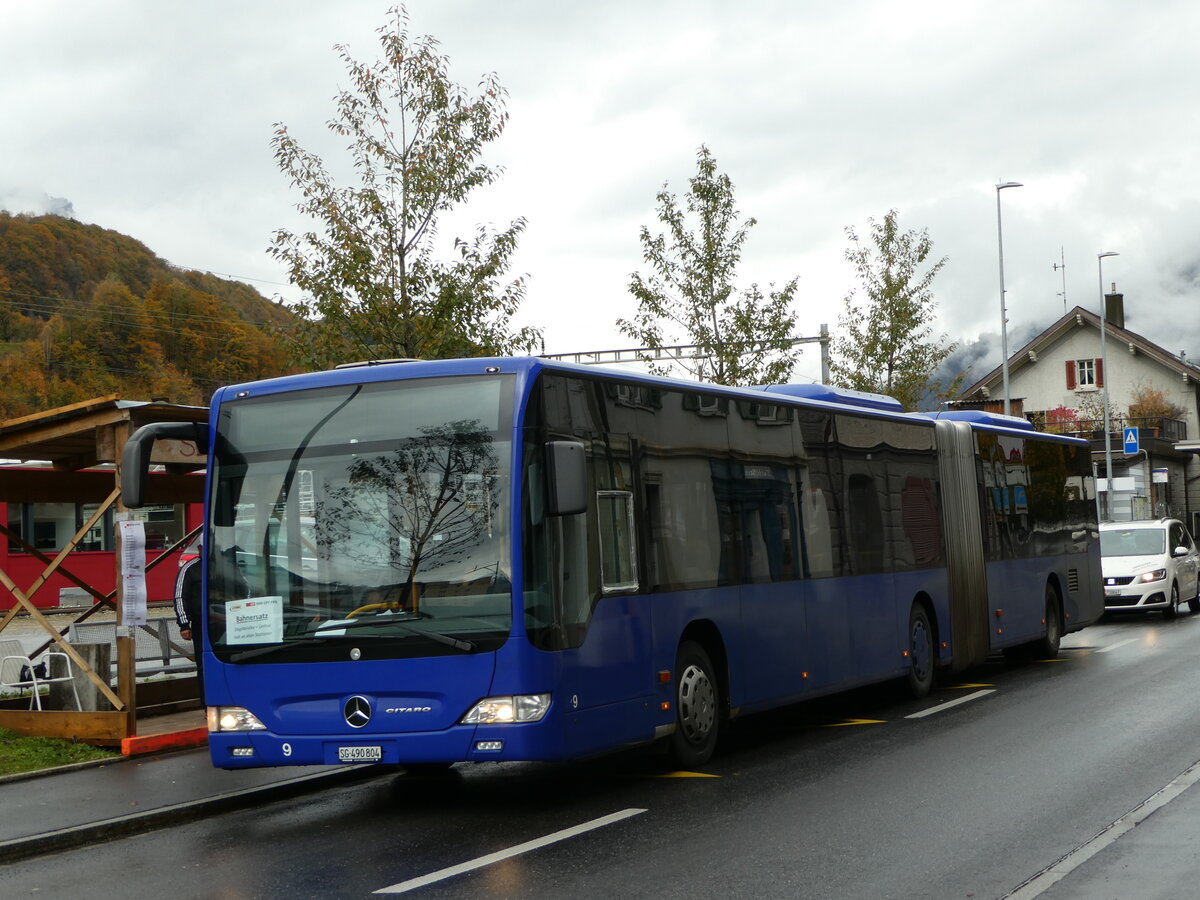(256'602) - Domo, Glattbrugg - Nr. 9/SG 490'804 - Mercedes (ex VBZ Z�rich Nr. 189; ex VZO Gr�ningen Nr. 112) am 31. Oktober 2023 beim Bahnhof Schwanden