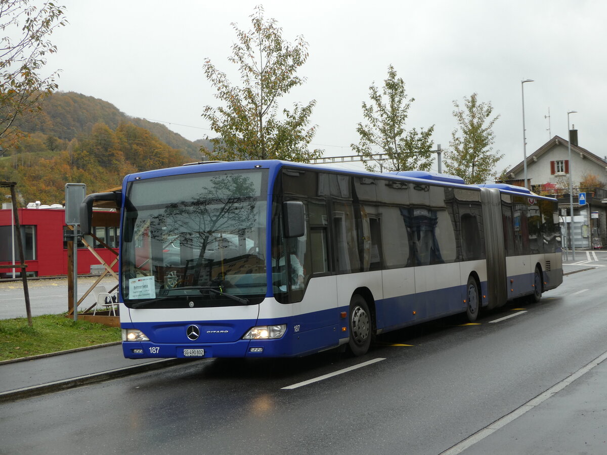 (256'610) - Domo, Glattbrugg - Nr. 7/SG 490'802 - Mercedes (ex VBZ Z�rich Nr. 187; ex VZO Gr�ningen Nr. 108) am 31. Oktober 2023 beim Bahnhof Schwanden