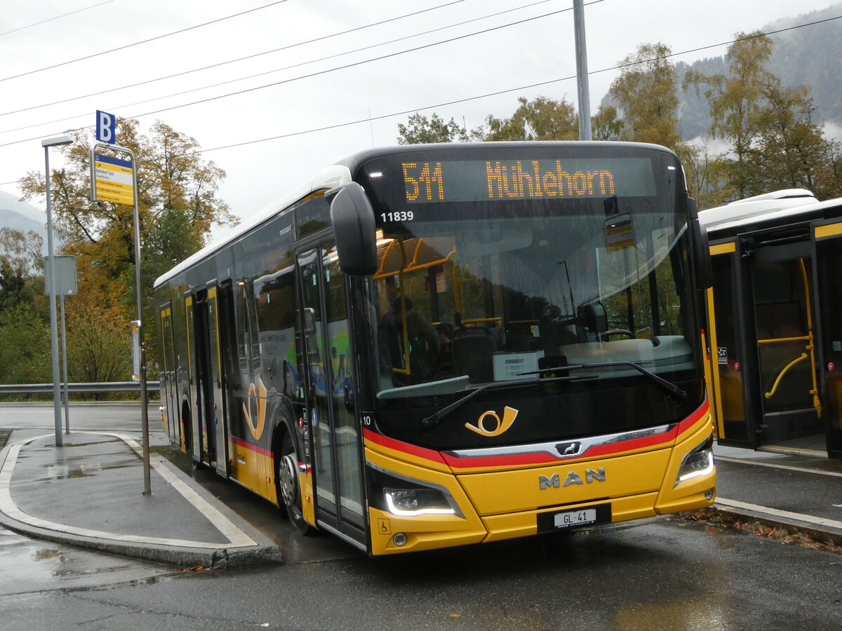 (256'617) - Niederer, Filzbach - Nr. 10/GL 41/PID 11'839 - MAN am 31. Oktober 2023 beim Bahnhof Ziegelbr�cke
