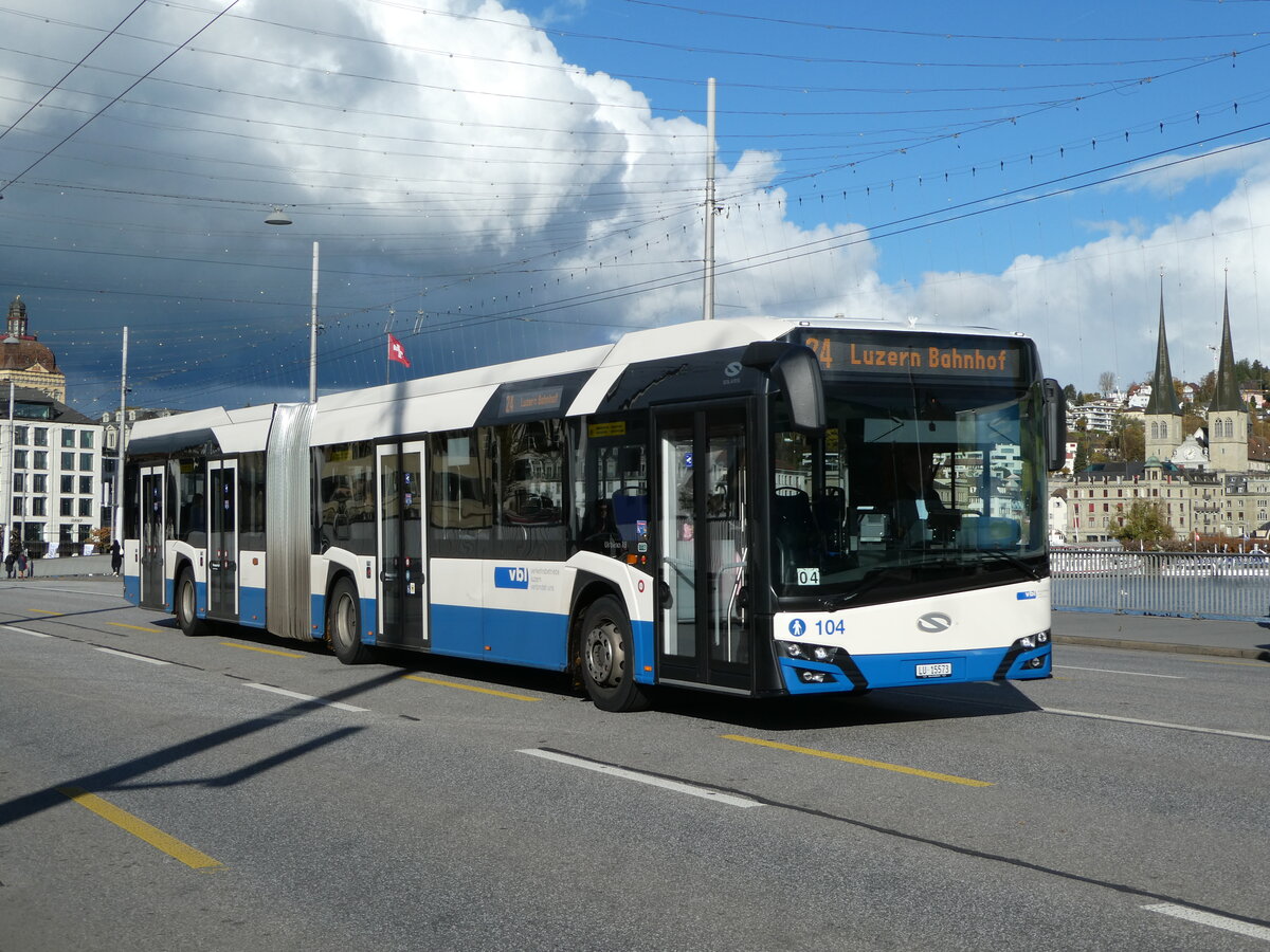 (256'875) - VBL Luzern - Nr. 104/LU 15'573 - Solaris am 10. November 2023 in Luzern, Bahnhofbr�cke