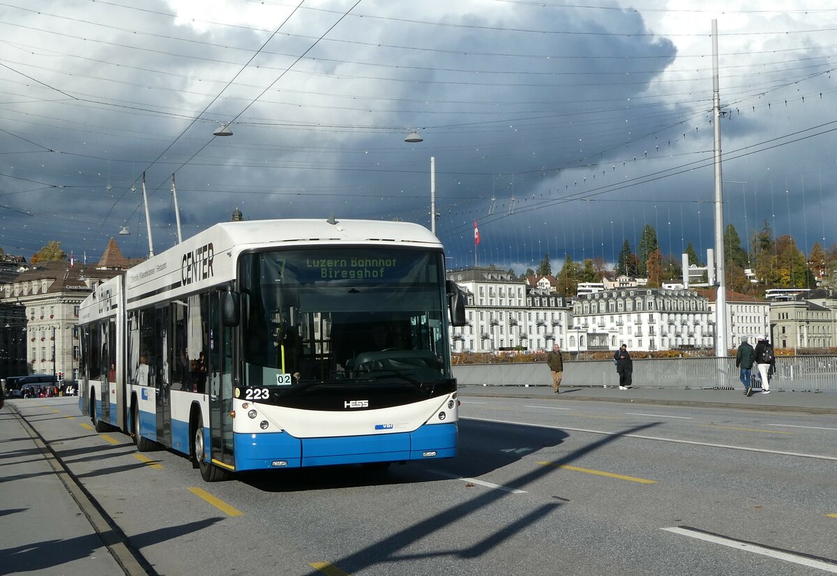 (256'878) - VBL Luzern - Nr. 223 - Hess/Hess Gelenktrolleybus am 10. November 2023 in Luzern, Bahnhofbr�cke