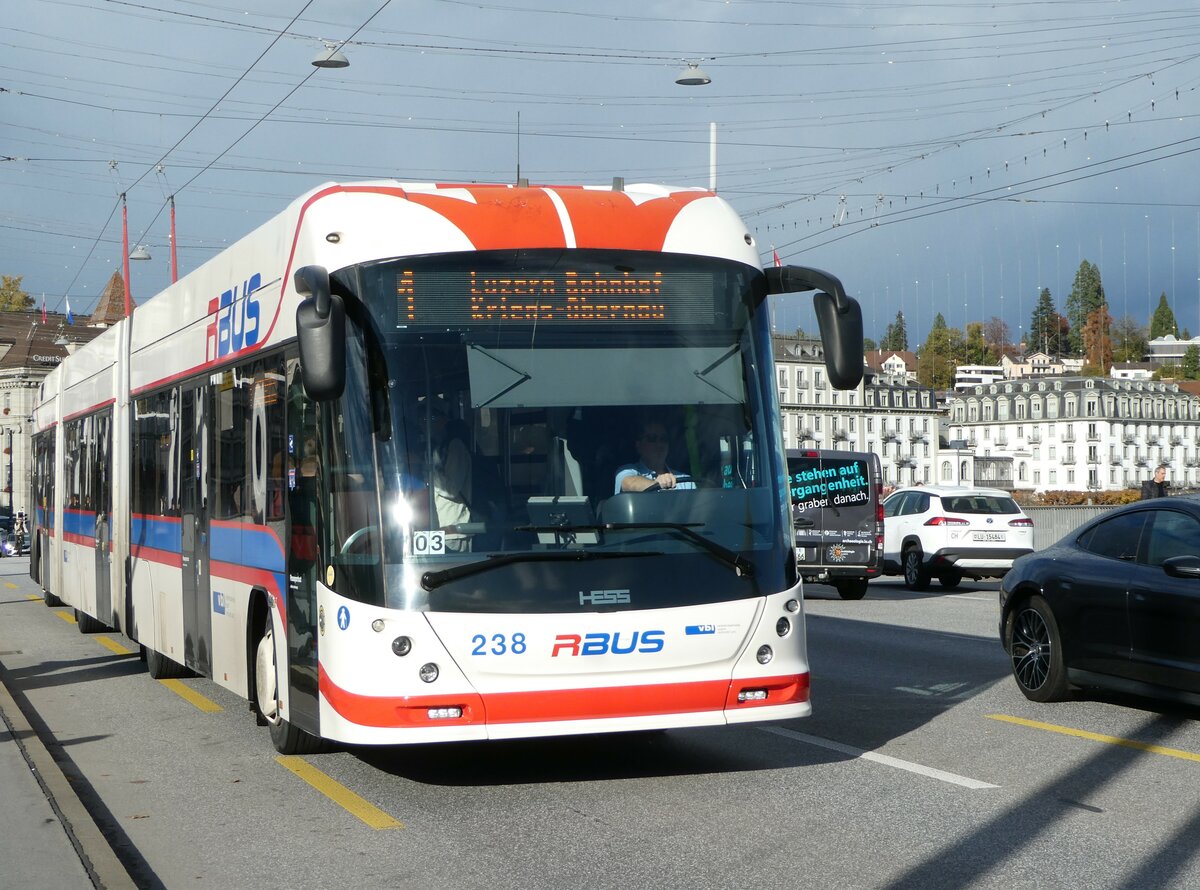 (256'886) - VBL Luzern - Nr. 238 - Hess/Hess Doppelgelenktrolleybus am 10. November 2023 in Luzern, Bahnhofbr�cke