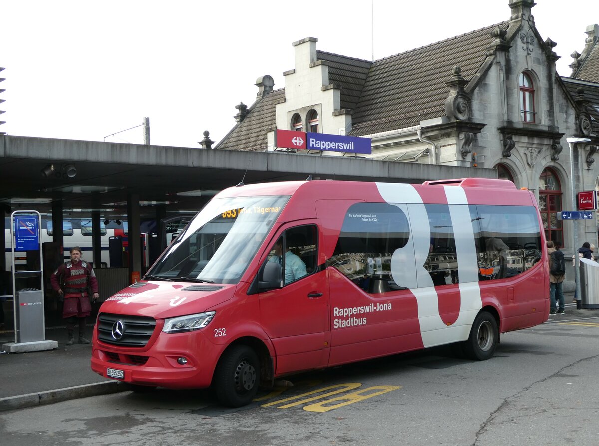 (257'062) - VZO Gr�ningen - Nr. 252/ZH 655'252 - Mercedes am 18. November 2023 beim Bahnhof Rapperswil