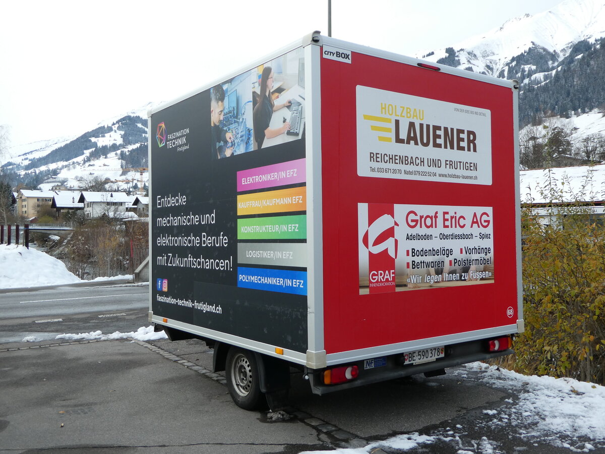 (257'258) - AFA Adelboden - Nr. 68/BE 590'378 - Niederhauser Gep�ckanh�nger am 27. November 2023 beim Bahnhof Frutigen