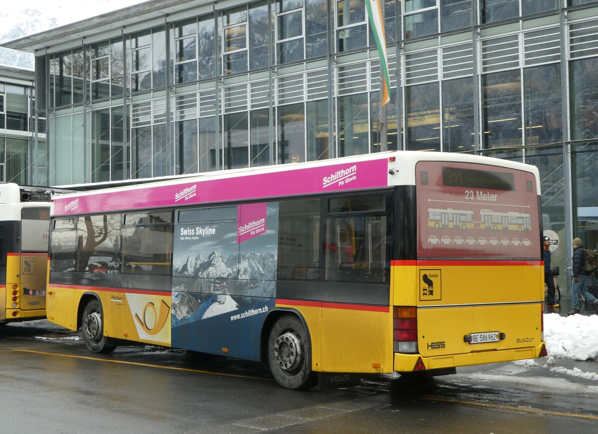 (257'413) - PostAuto Bern - BE 586'962/PID 10'298 - Lanz+Marti/Hess Personenanh�nger (ex BE 497'265; ex VBL Luzern Nr. 308) am 4. Dezember 2023 beim Bahnhof Interlaken Ost