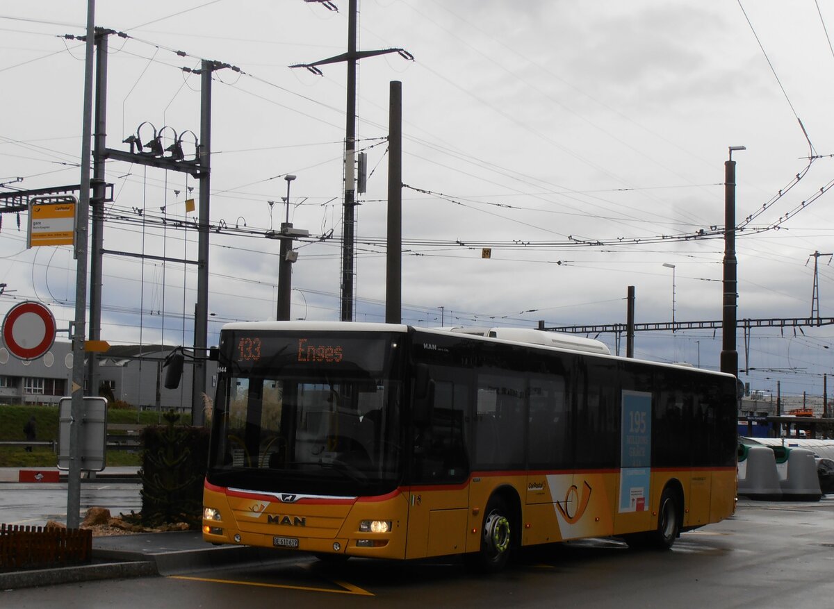 (257'542) - Funi-Car, Biel - Nr. 19/BE 610'619/PID 10'944 - MAN am 11. Dezember 2023 beim Bahnhof Marin-�pagnier
