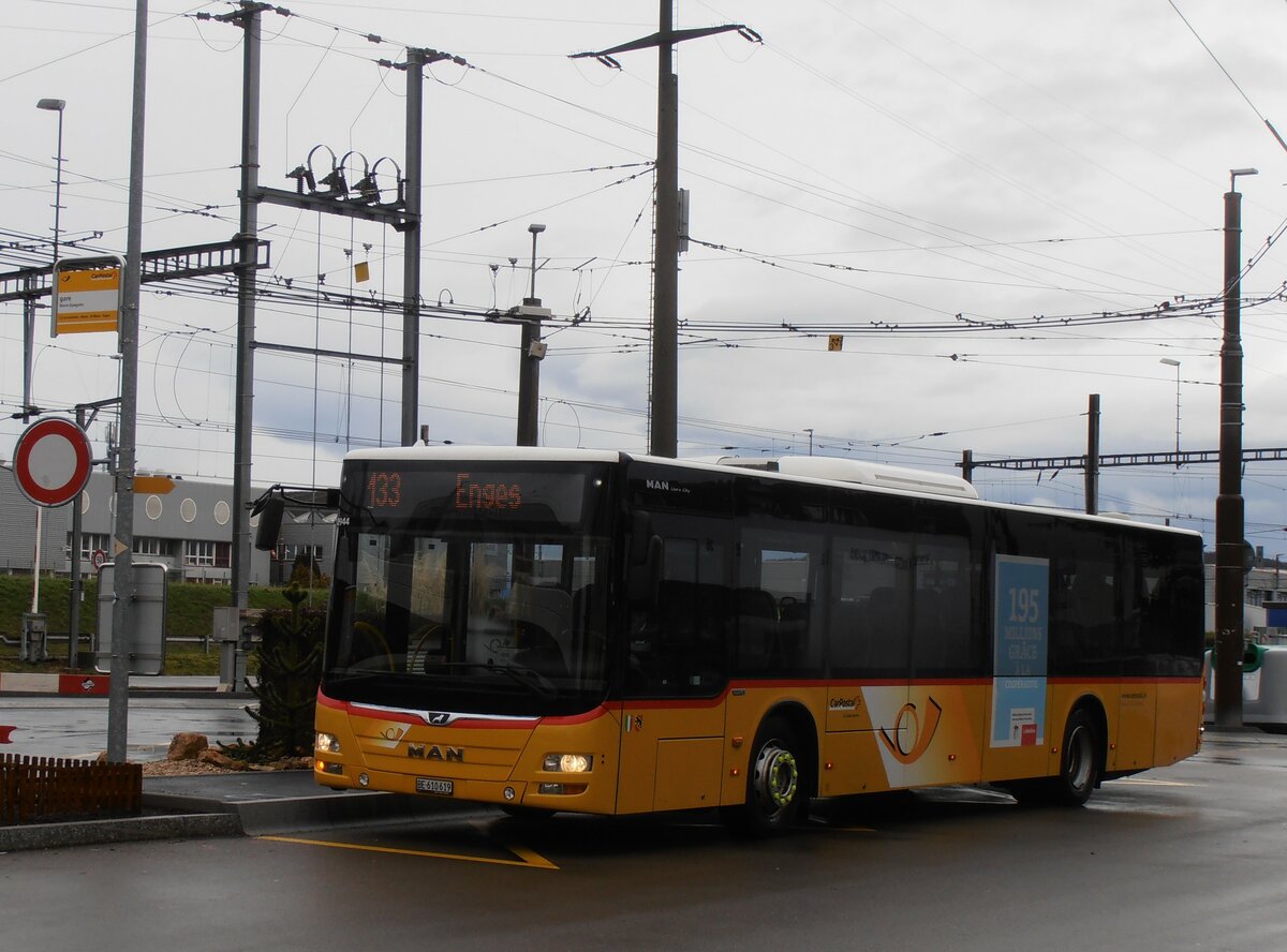(257'543) - Funi-Car, Biel - Nr. 19/BE 610'619/PID 10'944 - MAN am 11. Dezember 2023 beim Bahnhof Marin-�pagnier