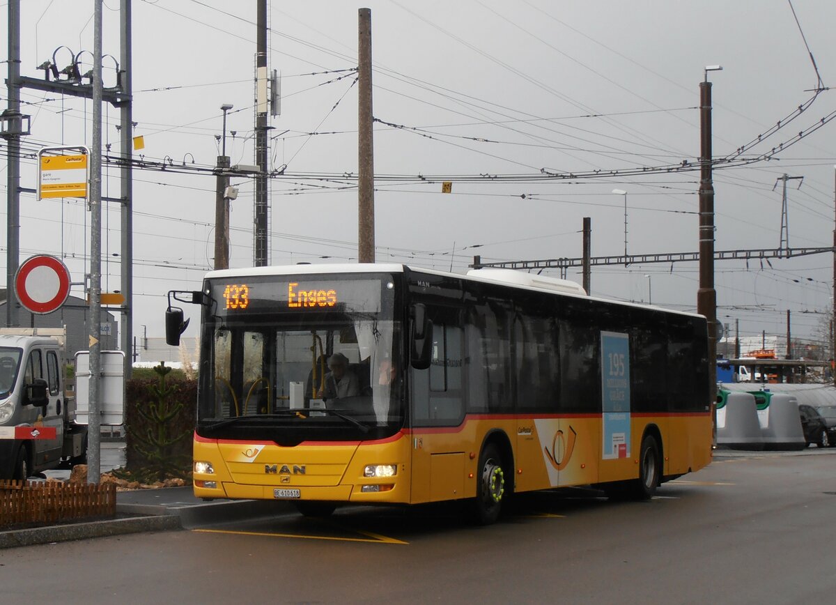 (257'575) - Funi-Car, Biel - Nr. 18/BE 610'618/PID 5709 - MAN am 11. Dezember 2023 beim Bahnhof Marin-�pagnier