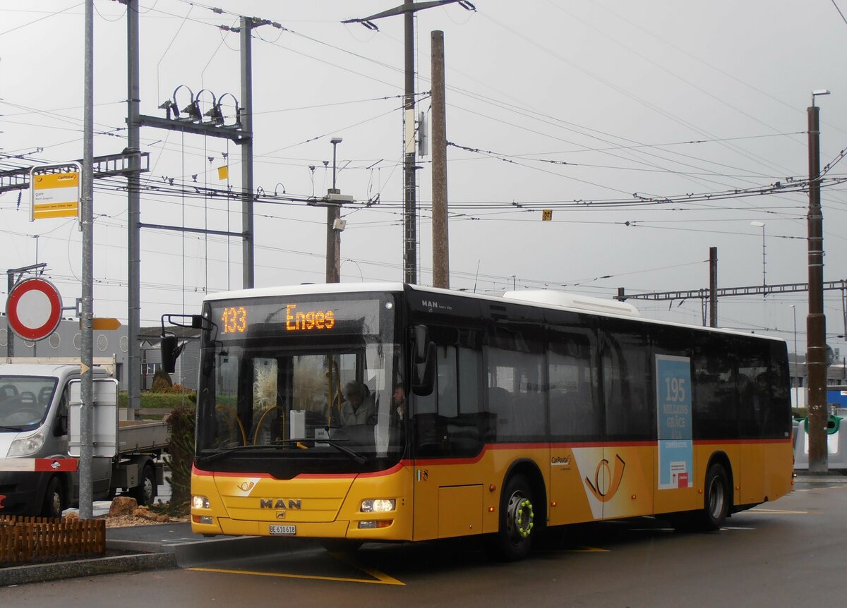 (257'576) - Funi-Car, Biel - Nr. 18/BE 610'618/PID 5709 - MAN am 11. Dezember 2023 beim Bahnhof Marin-�pagnier