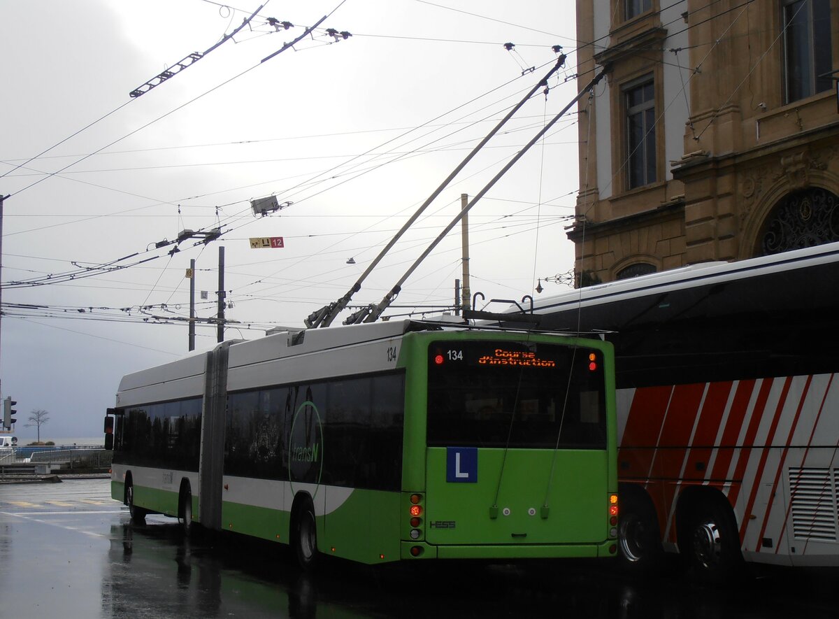 (257'586) - transN, La Chaux-de-Fonds - Nr. 134 - Hess/Hess Gelenktrolleybus (ex TN Neuch�tel Nr. 134) am 11. Dezember 2023 in Neuch�tel, Place Pury