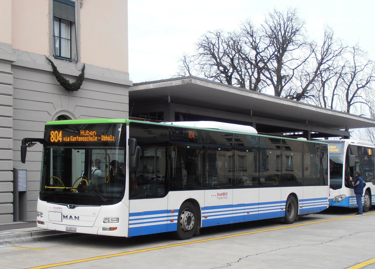 (257'635) - StadtBUS, Frauenfeld - Nr. 916/SG 482'212 - MAN (ex RTB Altst�tten Nr. 916; ex PostBus/A BD 15'337) am 15. Dezember 2023 beim Bahnhof Frauenfeld