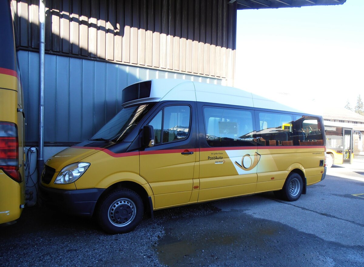 (257'928) - PostAuto Bern - BE 724'151/PID 5383 - Mercedes am 25. Dezember 2023 in Gstaad, Garage K�bli