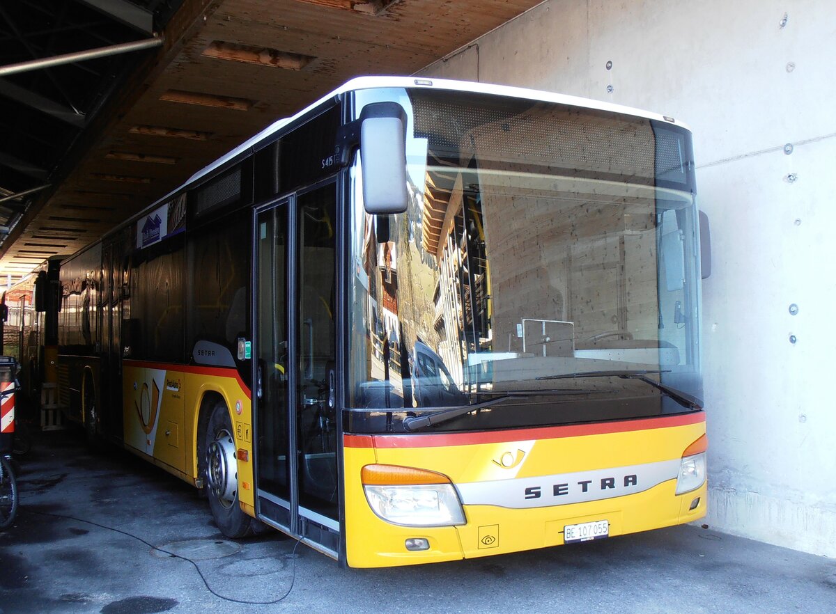 (257'930) - K�bli, Gstaad - BE 107'055/PID 5203 - Setra (ex BE 403'014; ex BE 104'023; ex Nr. 1) am 25. Dezember 2023 in Gstaad, Garage
