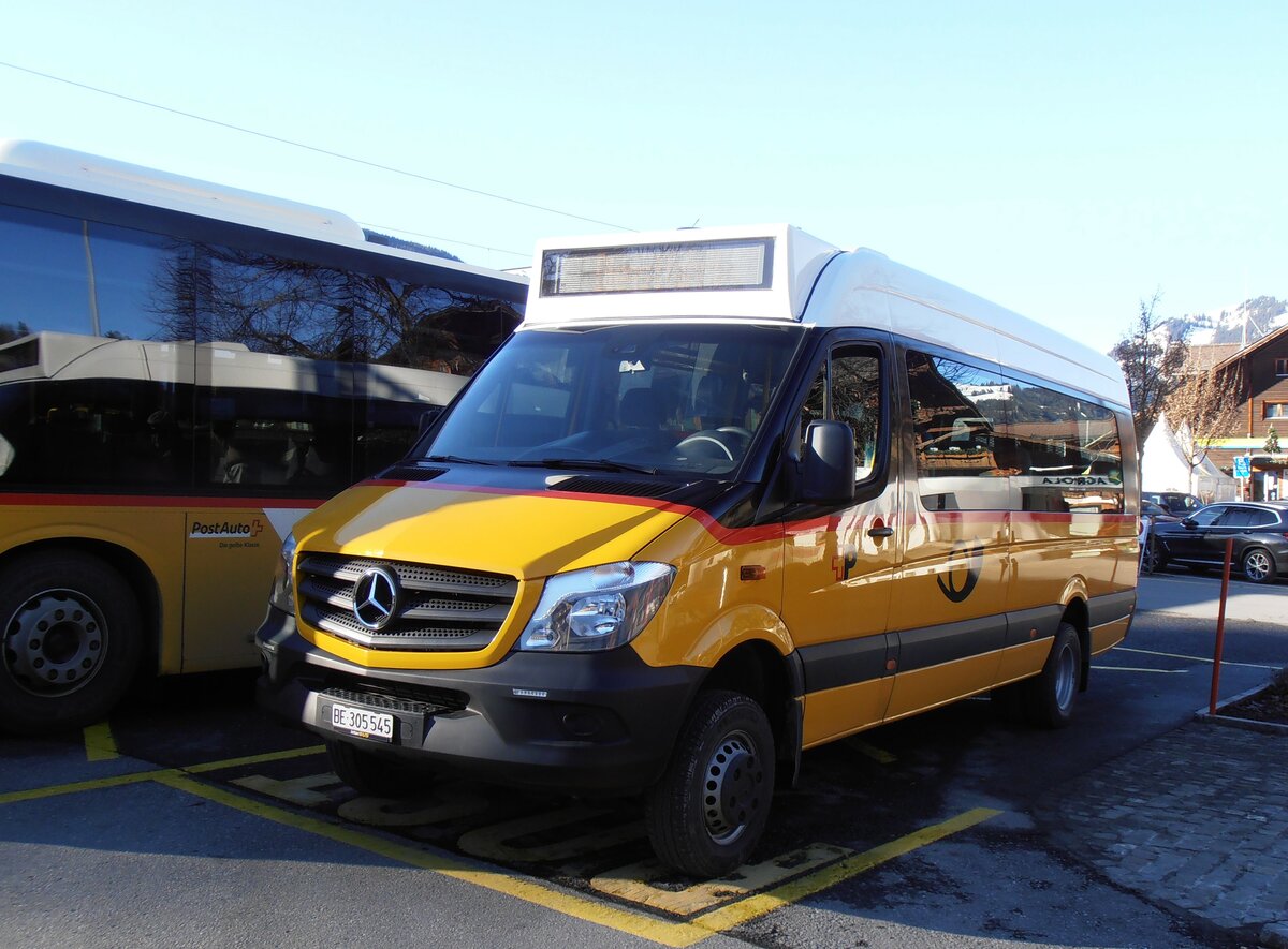 (257'933) - K�bli, Gstaad - BE 305'545/PID 10'890 - Mercedes am 25. Dezember 2023 beim Bahnhof Gstaad