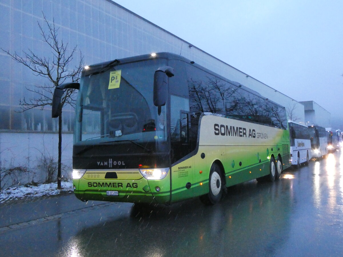 (258'143) - Sommer, Gr�nen - BE 226'999 - Van Hool am 6. Januar 2024 beim Bahnhof Frutigen