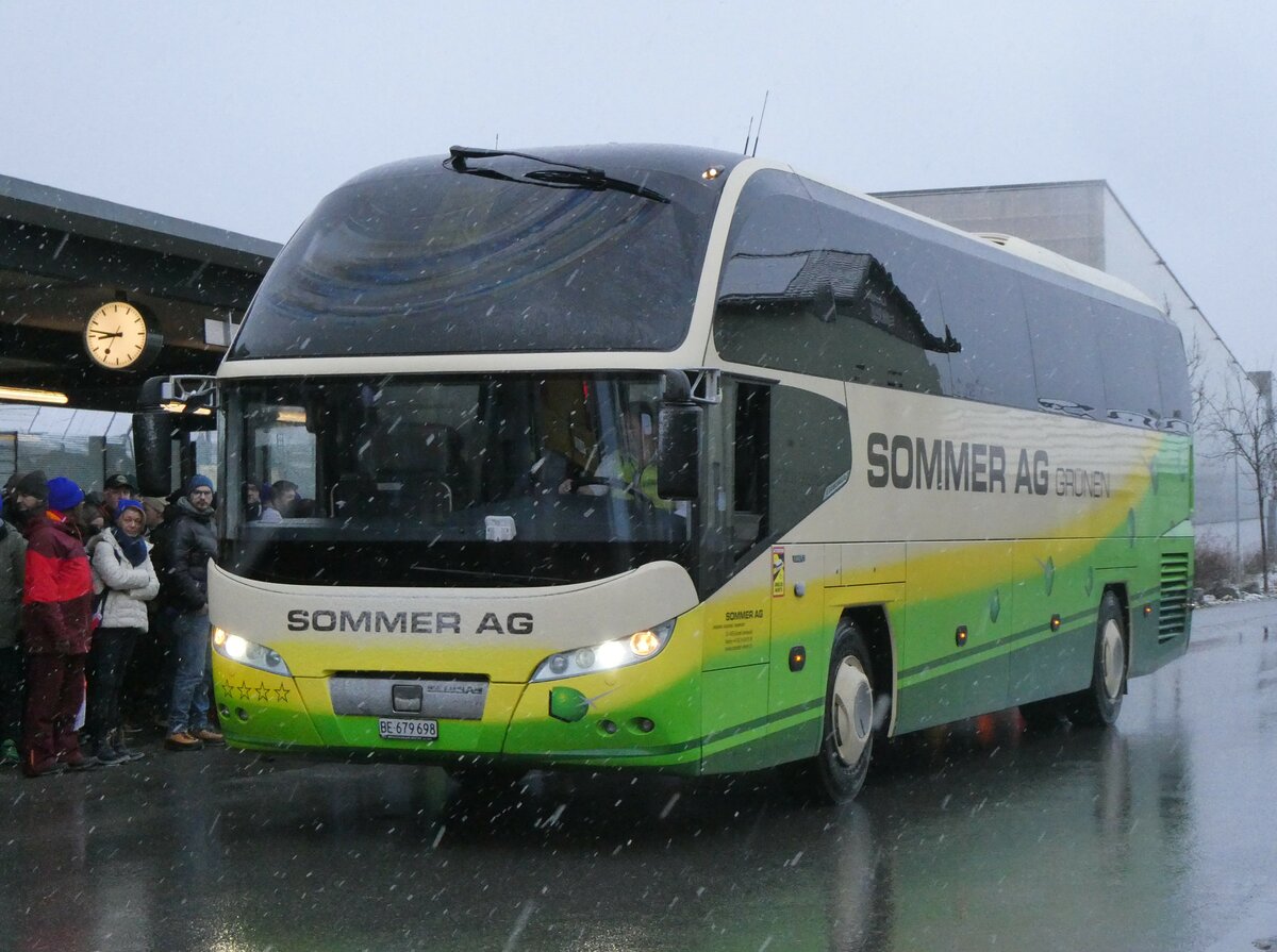 (258'189) - Sommer, Gr�nen - BE 679'698 - Neoplan am 6. Januar 2024 beim Bahnhof Frutigen