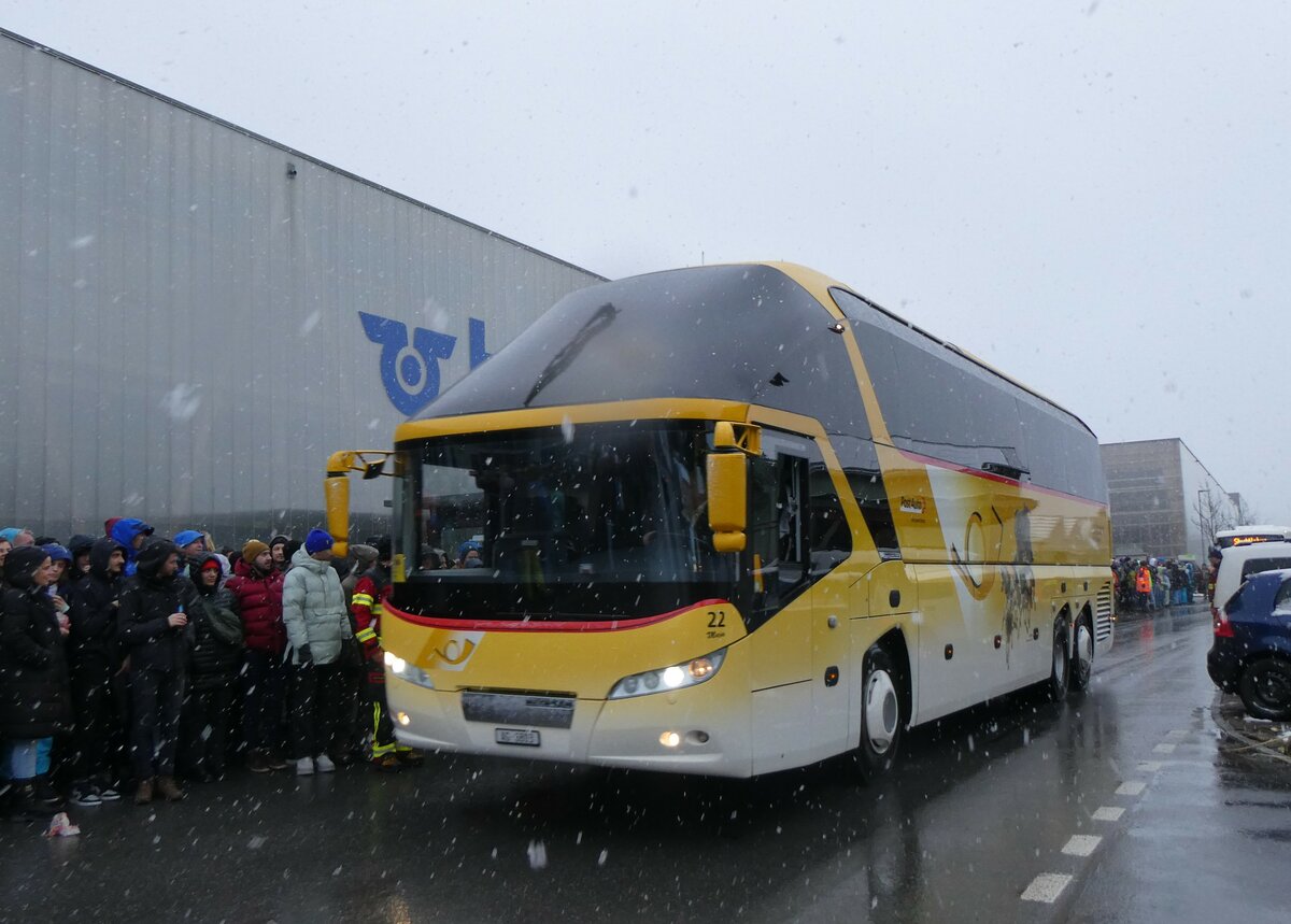 (258'221) - Tschannen, Zofingen - Nr. 22/AG 683/PID 4706 - Neoplan (ex PostAuto Graub�nden) am 6. Januar 2024 beim Bahnhof Frutigen