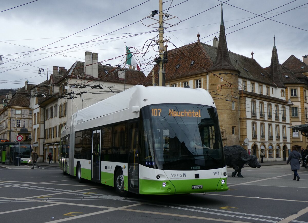 (258'935) - transN, La Chaux-de-Fonds - Nr. 167/NE 209'167 - Hess/Hess Gelenktrolleybus am 26. Januar 2024 in Neuch�tel, Place Pury