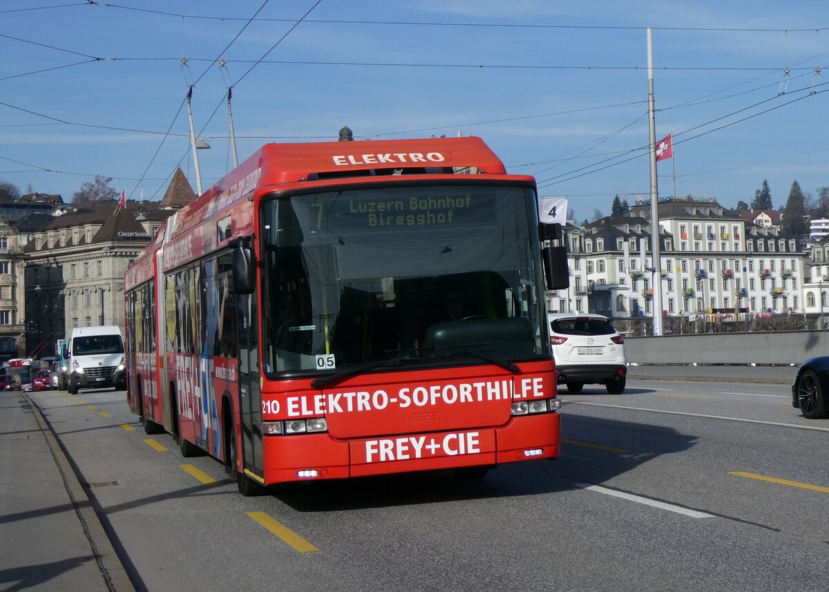 (259'162) - VBL Luzern - Nr. 210 - Hess/Hess Gelenktrolleybus am 6. Februar 2024 in Luzern, Bahnhofbr�cke