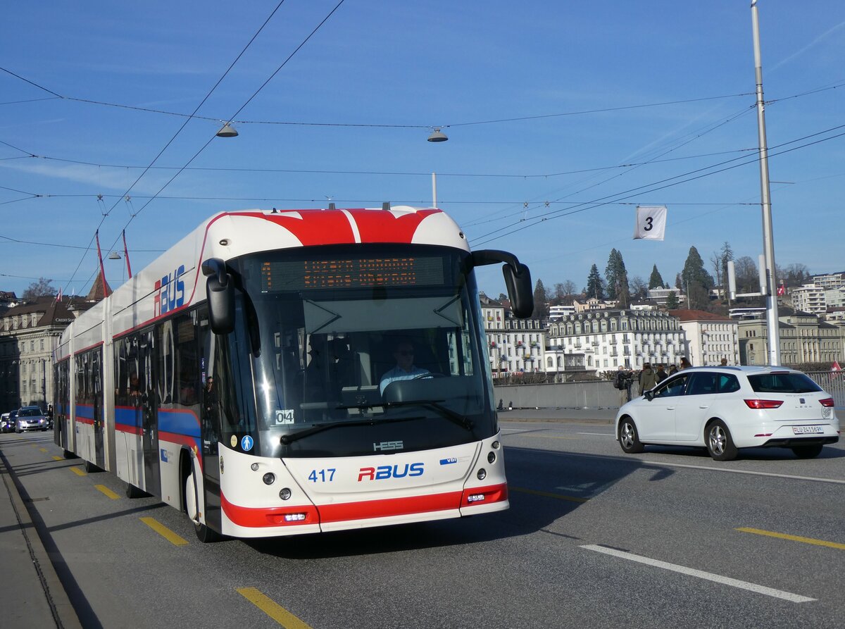 (259'184) - VBL Luzern - Nr. 417 - Hess/Hess Doppelgelenktrolleybus am 6. Februar 2024 in Luzern, Bahnhofbr�cke