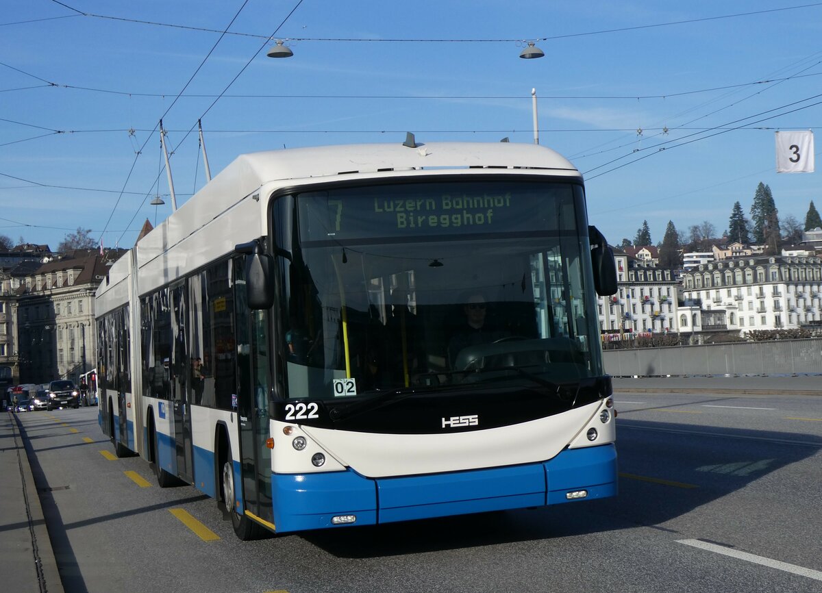 (259'191) - VBL Luzern - Nr. 222 - Hess/Hess Gelenktrolleybus am 6. Februar 2024 in Luzern, Bahnhofbr�cke