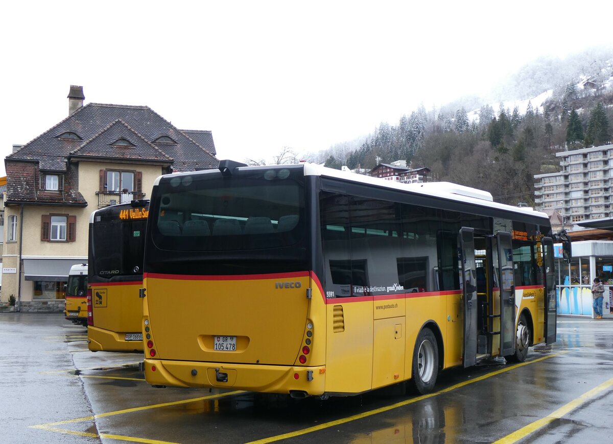 (259'563) - PostAuto Graub�nden - Nr. 28/GR 105'478/PID 5591 - Irisbus (ex Nr. 22; ex Fontana, Ilanz Nr. 22) am 23. Februar 2024 beim Bahnhof Ilanz