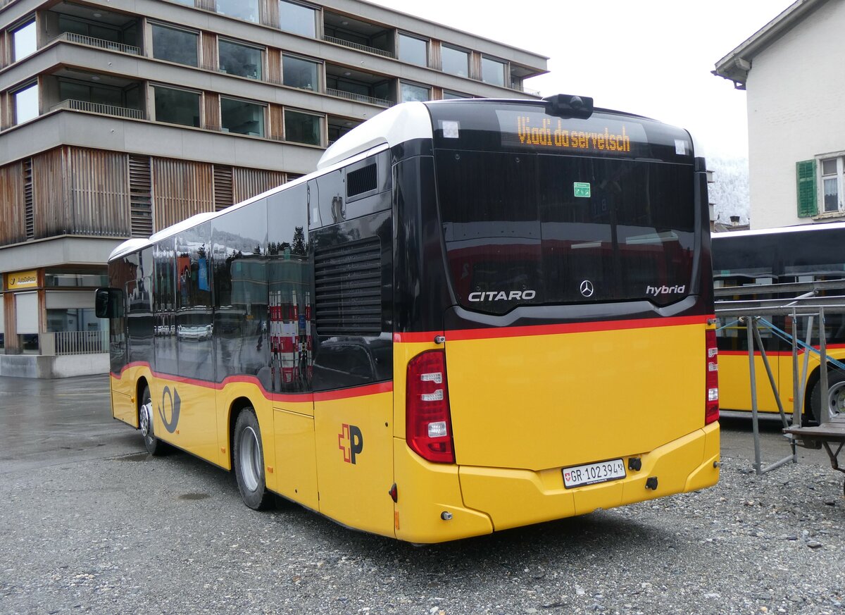 (259'565) - PostAuto Graub�nden - Nr. 15/GR 102'394/PID 12'090 - Mercedes am 23. Februar 2024 beim Bahnhof Ilanz