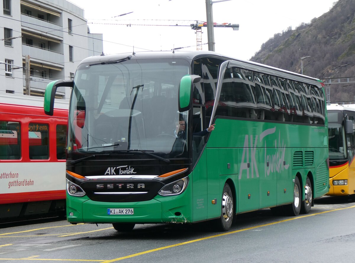 (259'757) - Aus Deutschland: AK Touristik, Kiel - KI-AK 276 - Setra am 27. Februar 2024 beim Bahnhof Brig