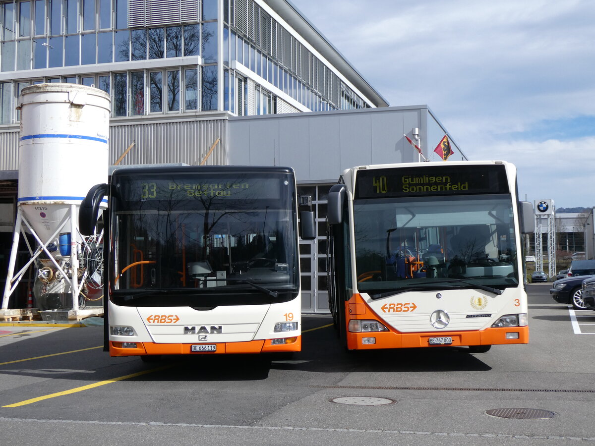 (259'954) - RBS Worblaufen - Nr. 19/BE 666'119 - MAN + Nr. 3/BE 767'003 - Mercedes am 3. M�rz 2024 in Worblaufen, Garage