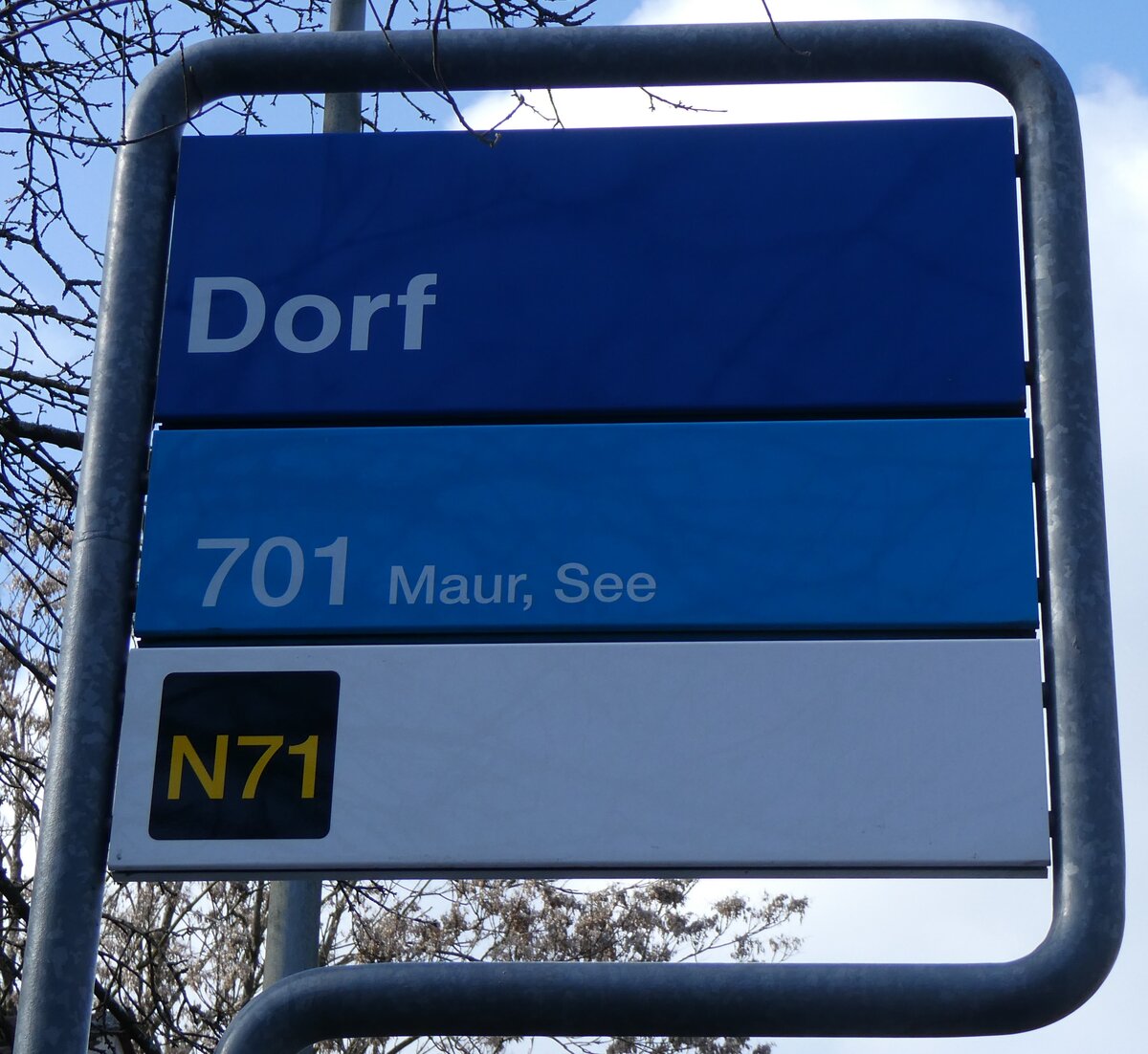(260'159) - ZVV-Haltestellenschild - Maur, Dorf - am 4. M�rz 2024