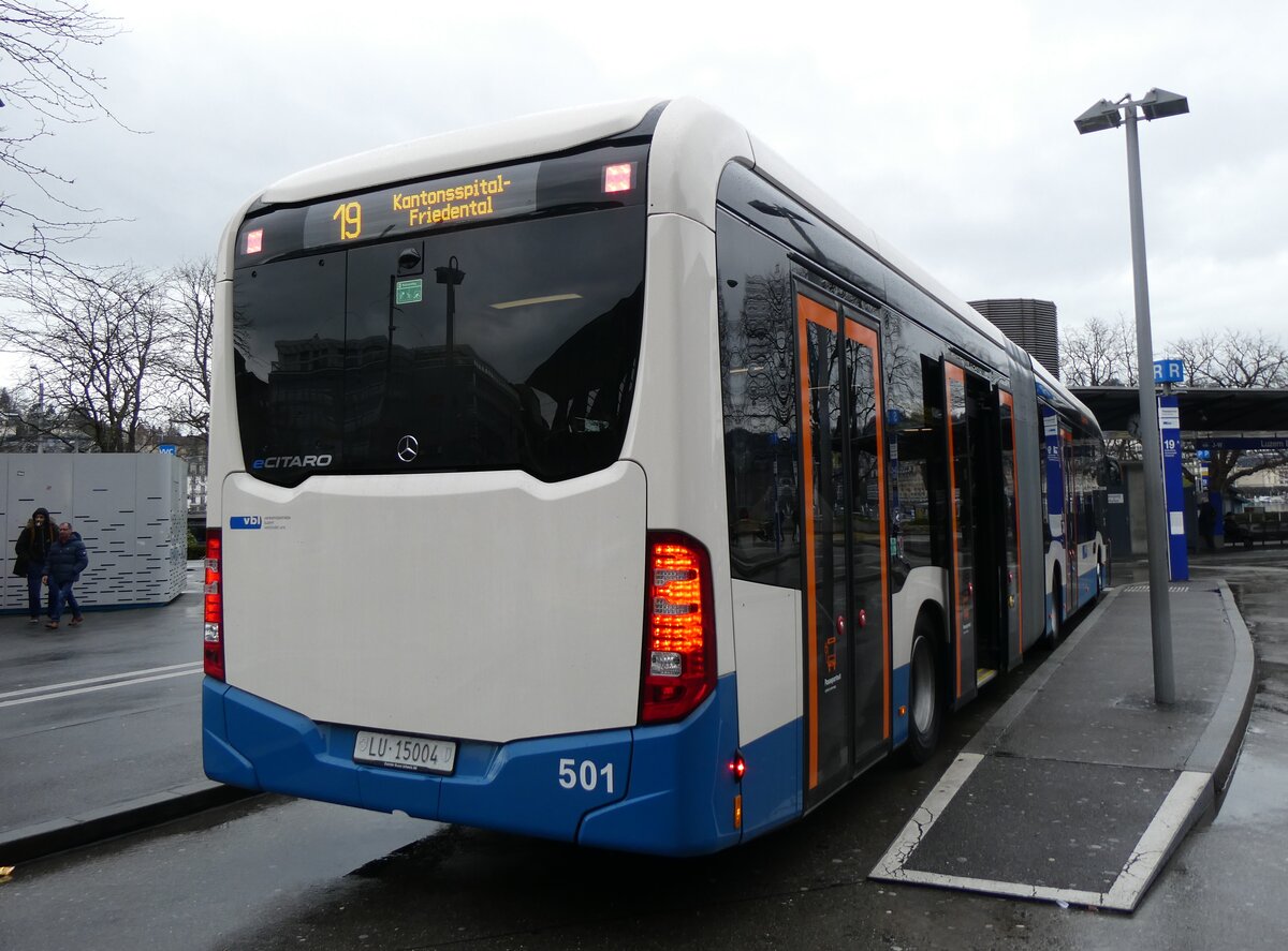 (260'267) - VBL Luzern - Nr. 501/LU 15'004 - eMercedes am 12. M�rz 2024 beim Bahnhof Luzern