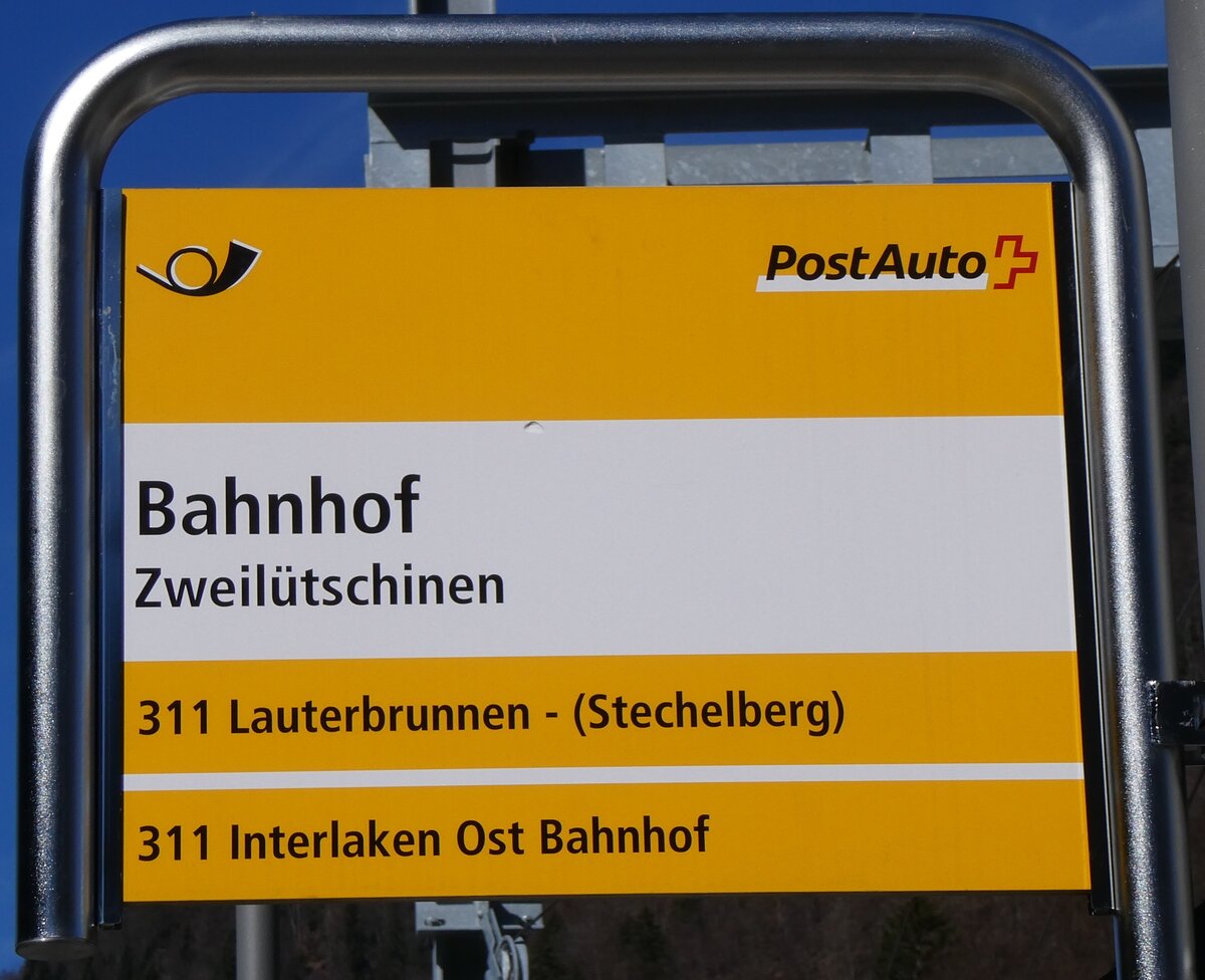 (260'560) - PostAuto-Haltestellenschild - Zweil�tschinen, Bahnhof - am 19. M�rz 2024