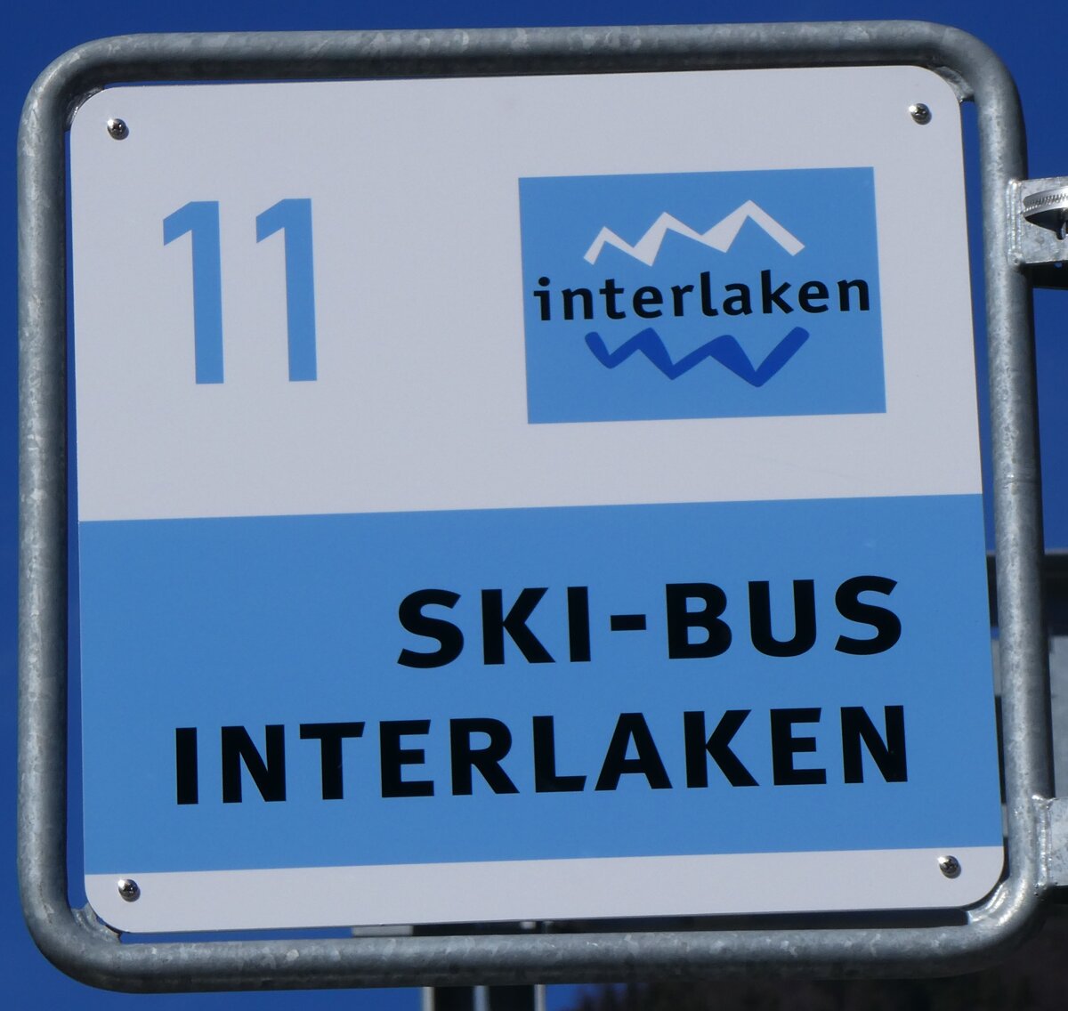(260'561) - SKI-BUS INTERLAKEN-Haltestellenschild - Zweil�tschinen, Bahnhof - am 19. M�rz 2024