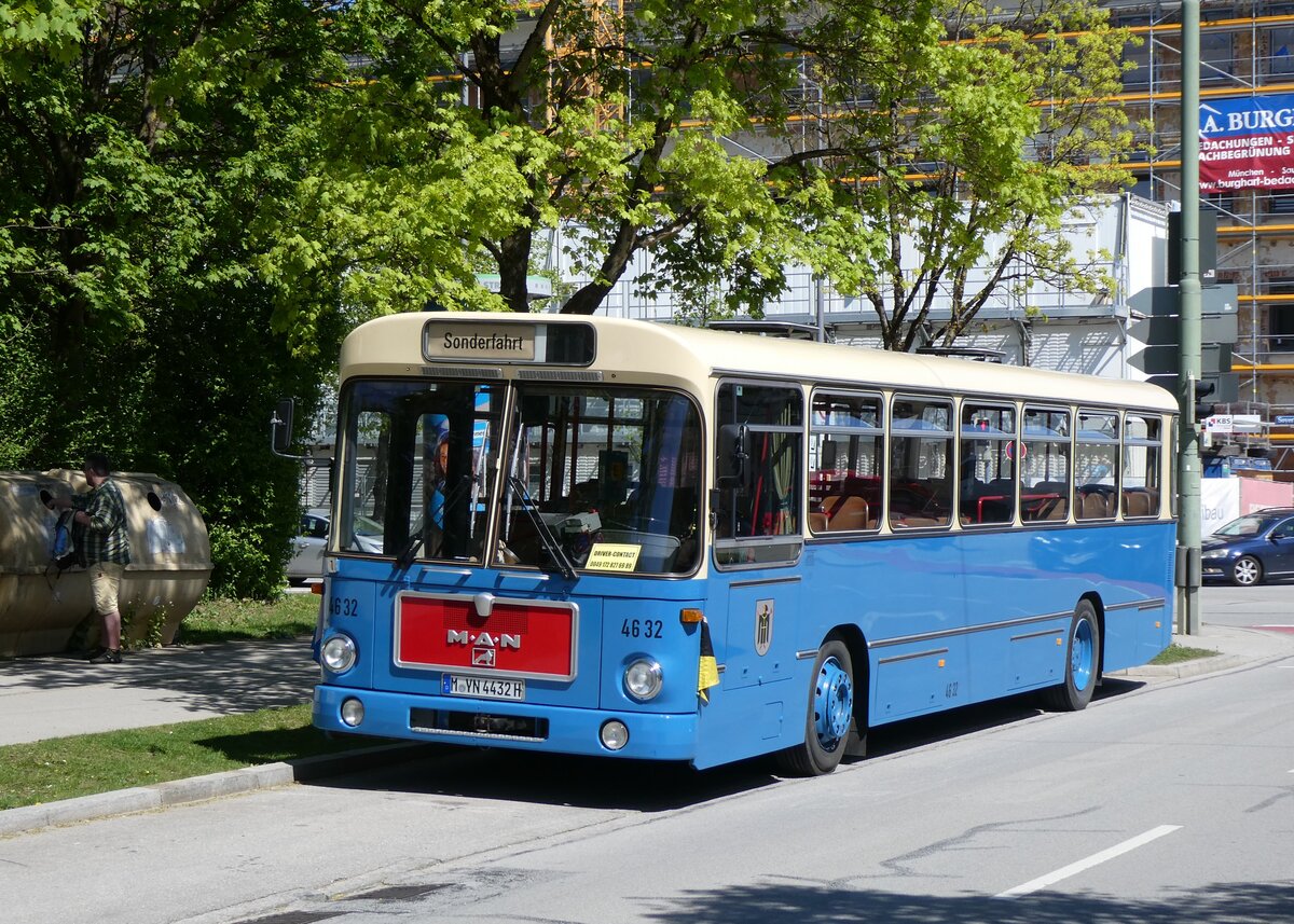 (261'245) - MVG M�nchen (OCM) - Nr. 4632/M-YN 4432H - MAN am 13. April 2024 in M�nchen, Marktplatz