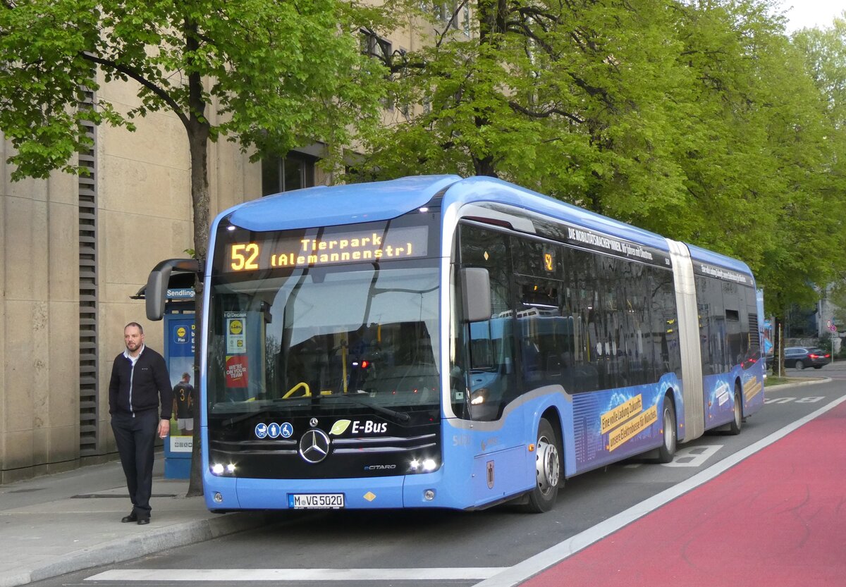 (261'285) - MVG M�nchen - Nr. 5020/M-VG 5020 - eMercedes am 13. April 2024 in M�nchen, Sendlinger Tor