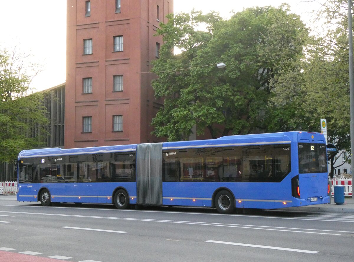 (261'290) - MVG M�nchen - Nr. 5026/M-VG 5026 - eEbusco am 13. April 2024 in M�nchen, Sendlinger Tor