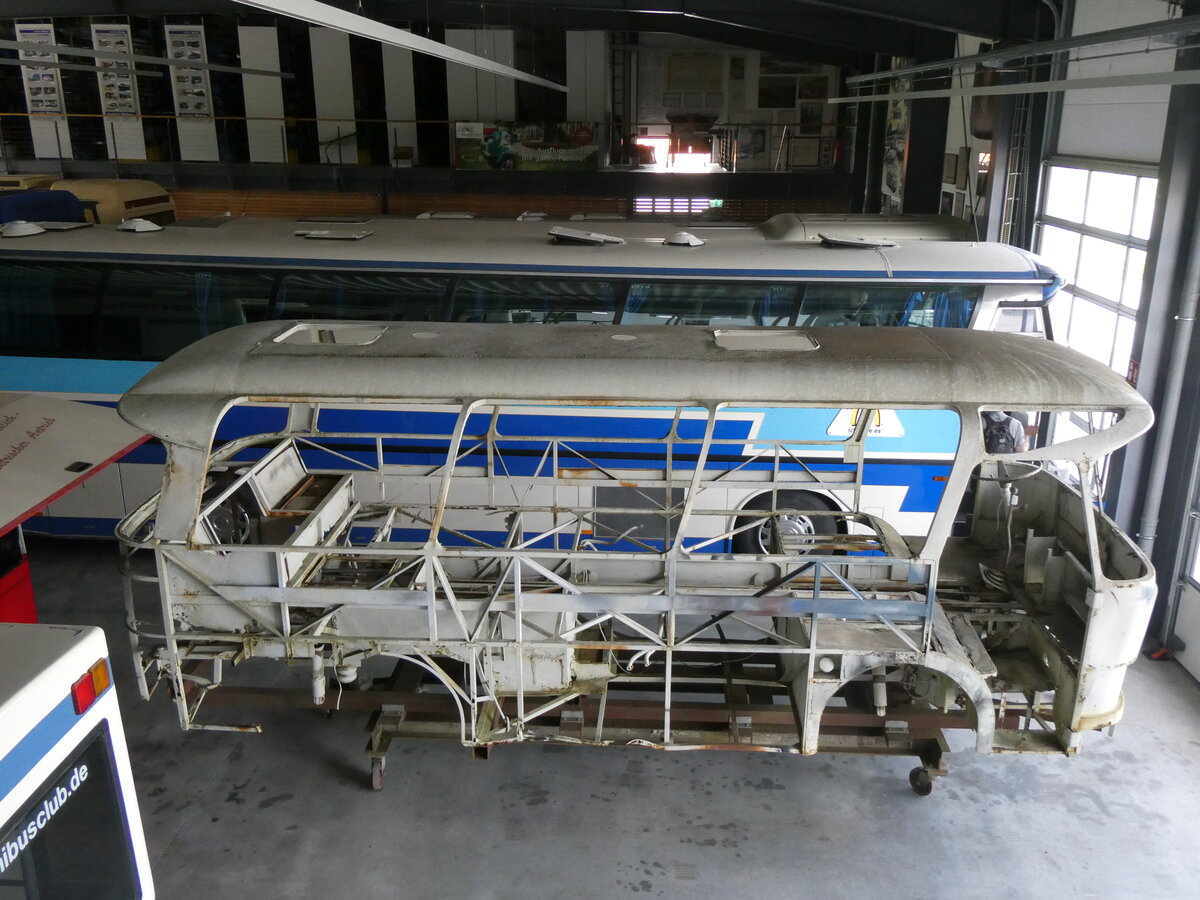 (261'386) - Auw�rter, Pilsting - Neoplan am 14. April 2024 in Pilsting, Auw�rter Automobil-Park