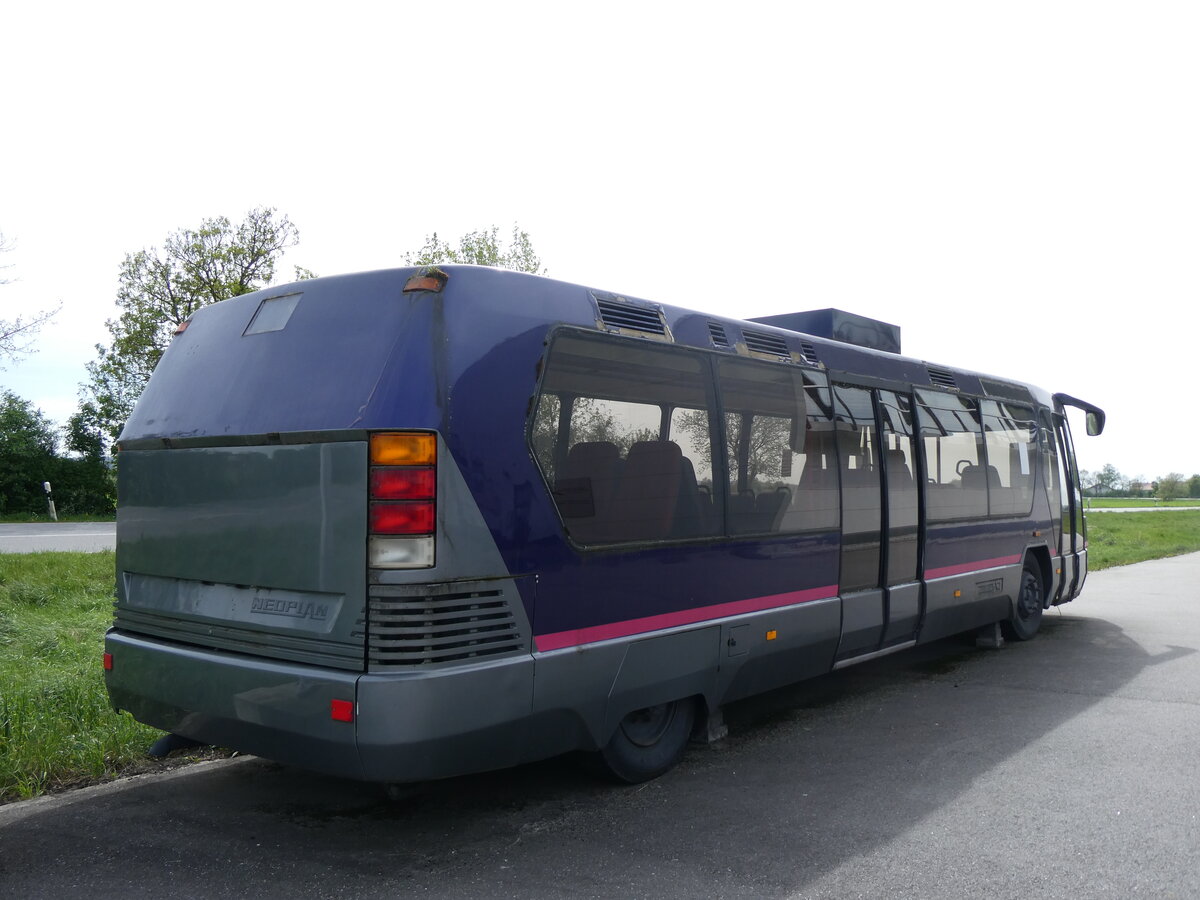 (261'420) - Auw�rter, Pilsting - Neoplan am 14. April 2024 in Pilsting, Auw�rter Automobil-Park