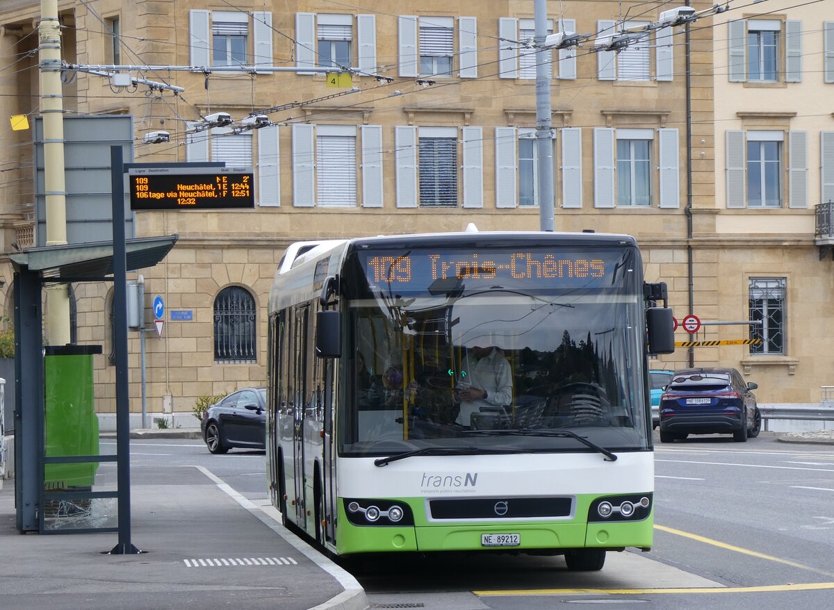 (261'669) - transN, La Chaux-de-Fonds - Nr. 212/NE 89'212 - Volvo (ex TN Neuch�tel Nr. 212) am 23. April 2024 in Neuch�tel, Place Pury