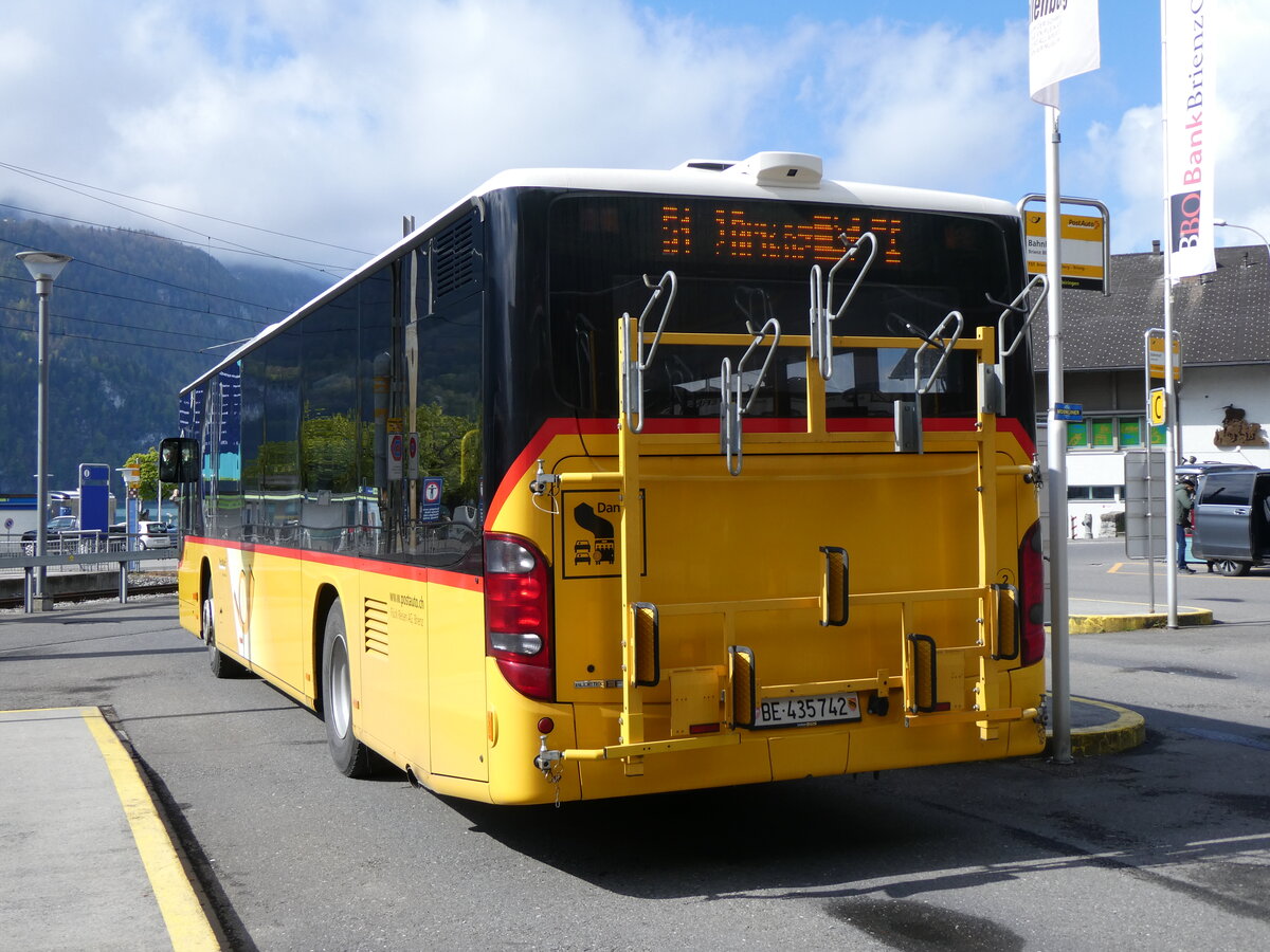 (261'689) - Fl�ck, Brienz - Nr. 2/BE 435'742/PID 5636 - Setra am 25. April 2024 beim Bahnhof Brienz