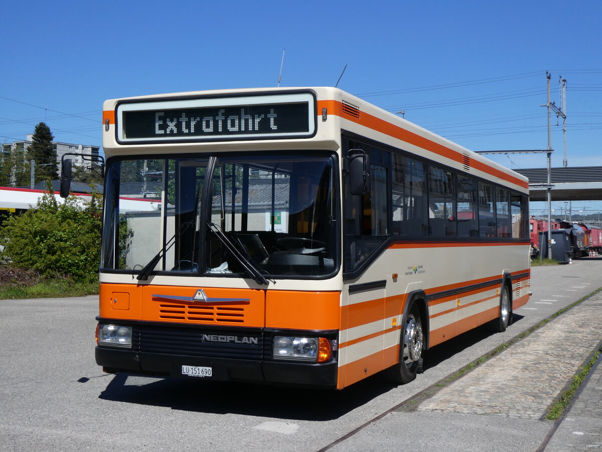 (261'760) - BSF Hochdorf - Nr. 11/LU 151'590 - Neoplan (ex M�der, Schwanden) am 27. April 2024 in Brugg, Bahnpark