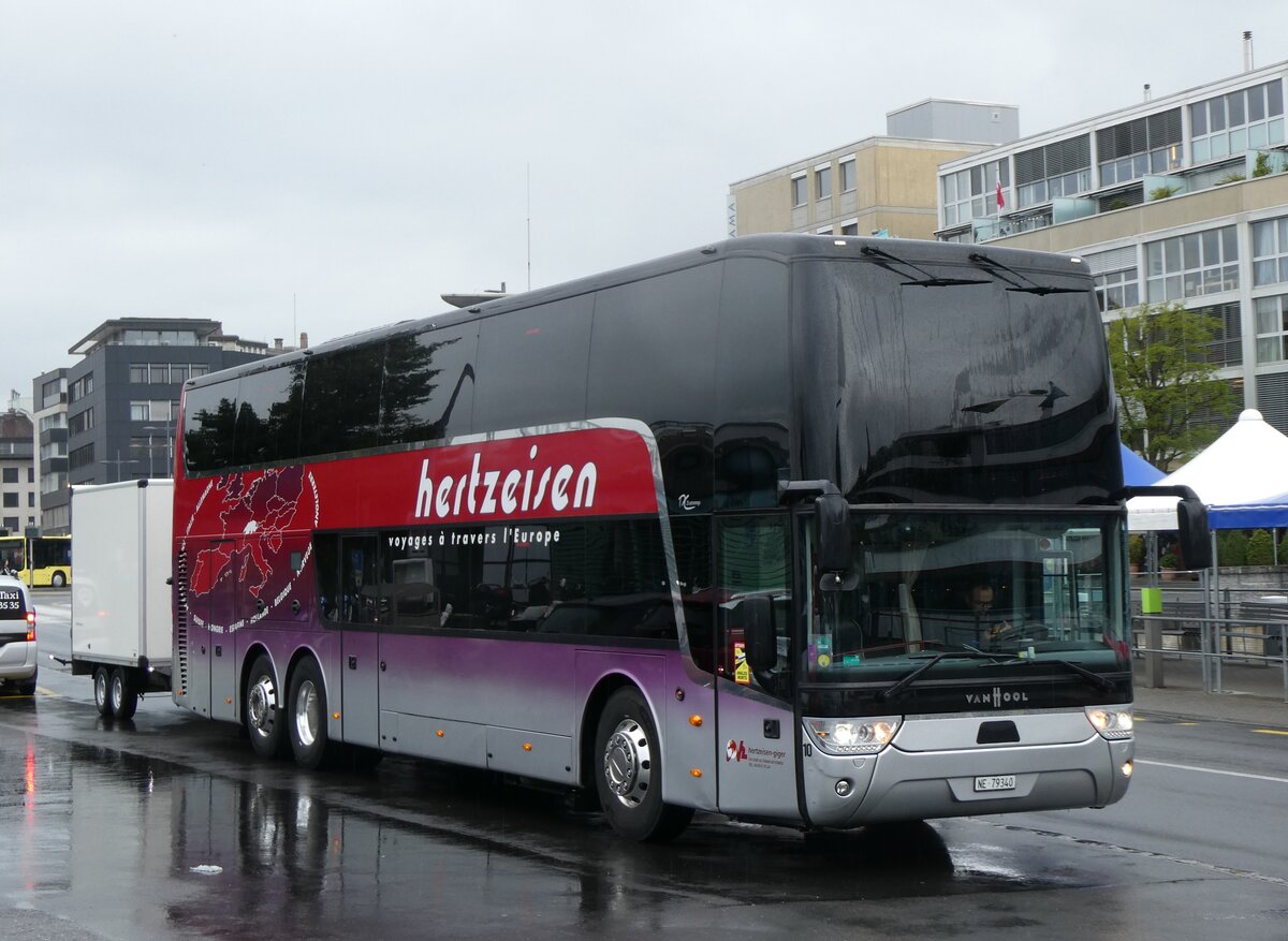 (262'172) - Giger, La Chaux-de-Fonds - Nr. 10/NE 79'340 - Van Hool am 6. Mai 2024 beim Bahnhof Thun