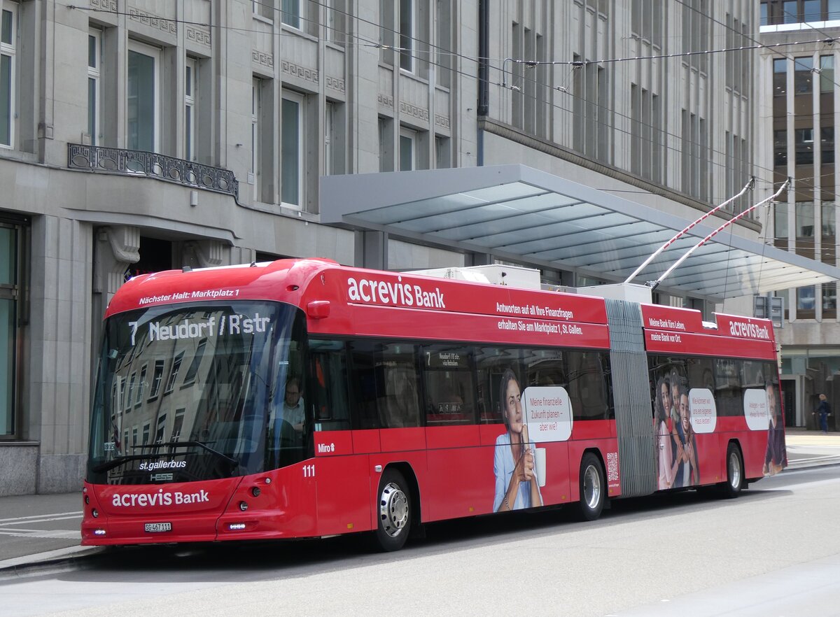 (262'827) - St. Gallerbus, St. Gallen - Nr. 111/SG 467'111 - Hess/Hess Gelenktrolleybus am 24. Mai 2024 beim Bahnhof St. Gallen