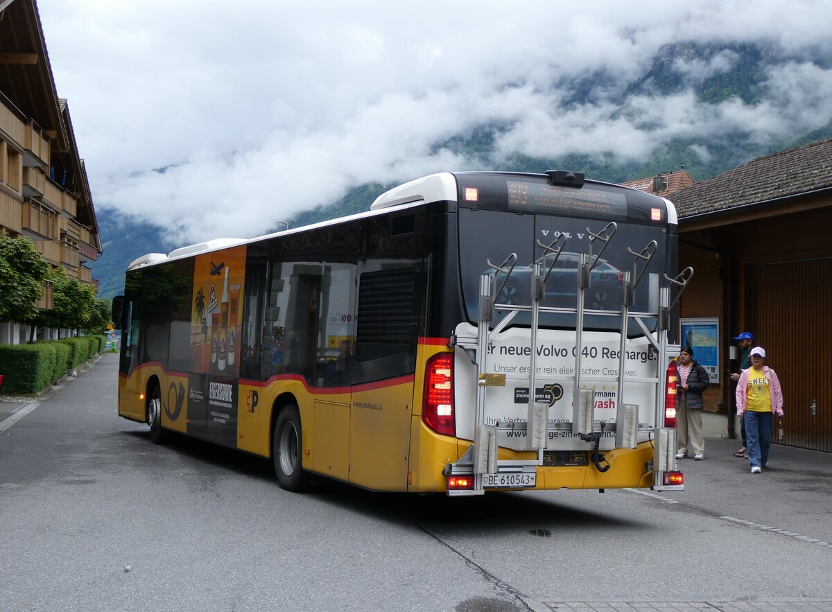 (263'282) - PostAuto Bern - BE 610'543/PID 11'687 - Mercedes am 1. Juni 2024 in Iseltwald, Dorfplatz