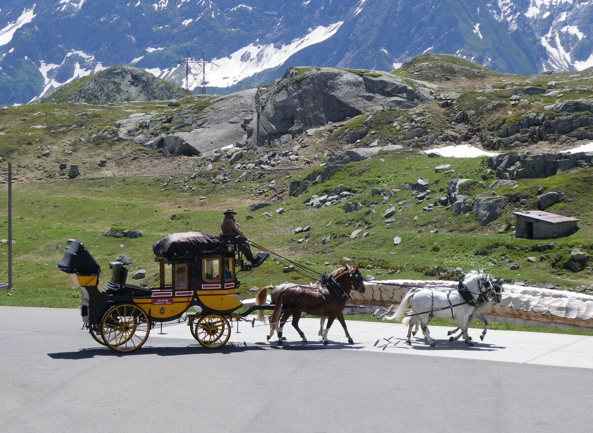 (264'268) - Postkutsche - PID 2712 - am 2. Juli 2024 in Gotthard, Passh�he