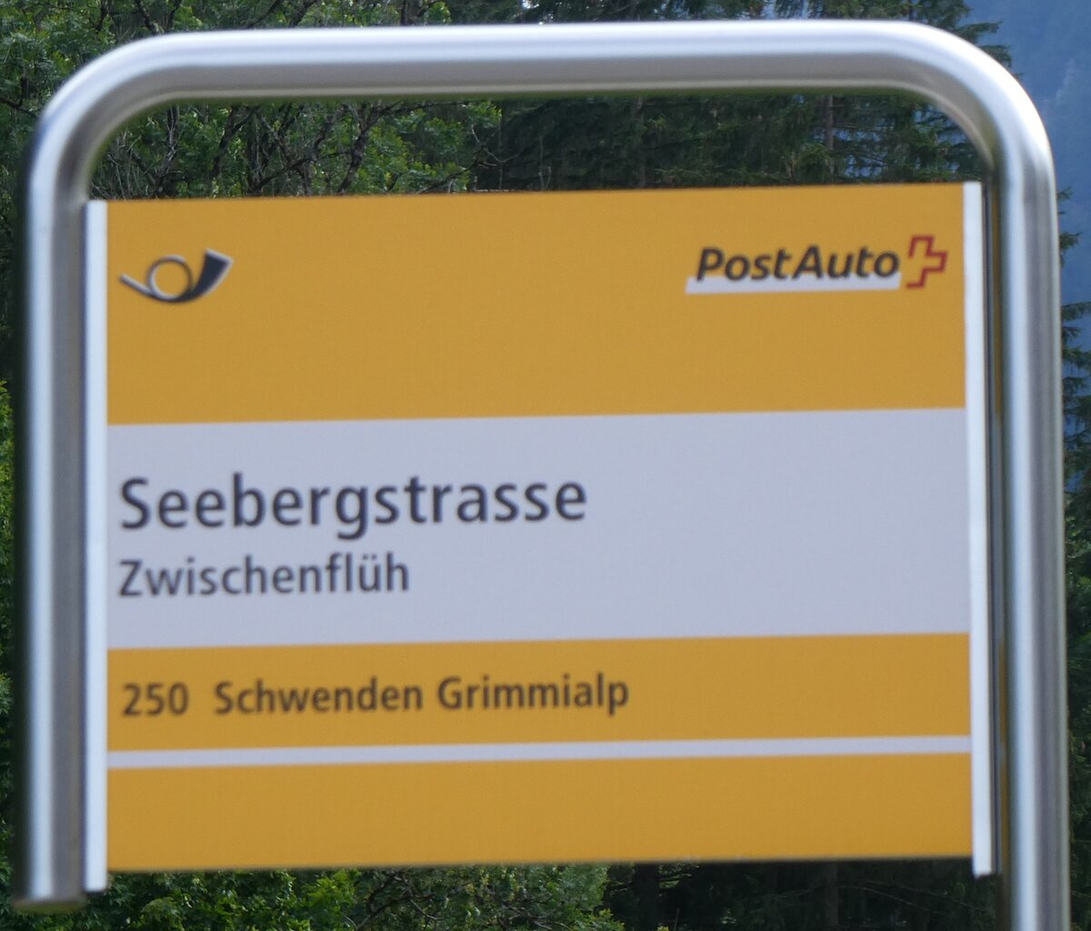 (264'327) - PostAuto-Haltestellenschild - Zwischenfl�h, Seebergstrasse - am 4. Juli 2024